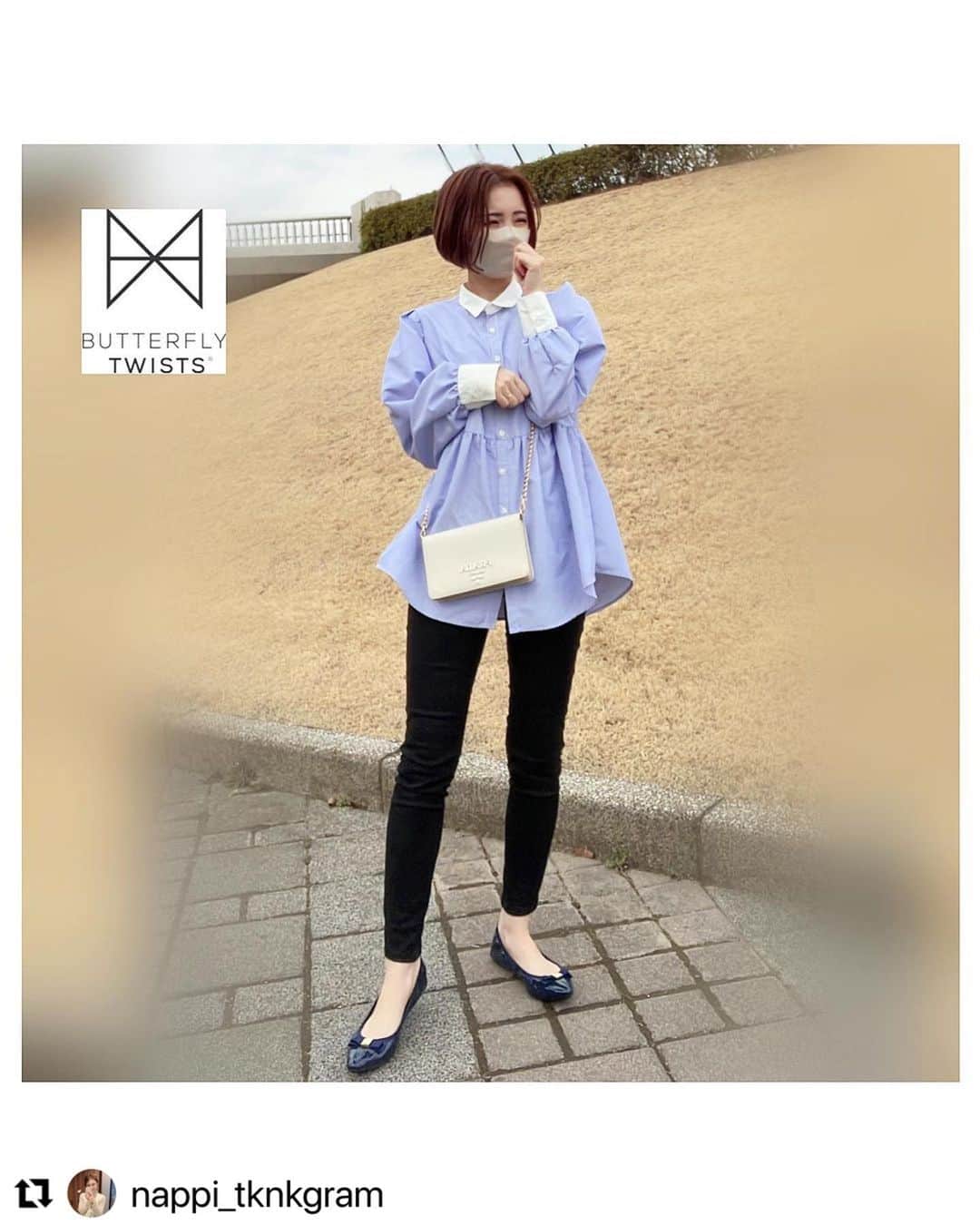 バタフライツイストのインスタグラム：「⋈ Thank you! @nappi_tknkgram  ⁡ 【JASMIN(NVY PATENT)】 22023B 8,140円(税込) ⁡ ※3月1日より価格改定させていただきました。詳しくはBUTTERFLY TWISTS公式オンラインストアをご確認ください。 ⁡ #butterflytwists #バタフライツイスト #butterflytwistsfordaily ⁡ ・・・ ・ みんな聞いて聞いて！私さっきまで別の靴履いてたの😂 ・ ・ ・ 急にお外で遊ぶことになったら ヒールある靴だと困っちゃうよね😥 ・ ・ ・ 実はこの履いてる靴、ただの可愛い靴なだけじゃなくて､､ ・ ・ ・ 折りたたみできるの！！！😳 (え！？だよね4枚目動画見て😂) ・ ・ ・ クッション性もあるから疲れないしすごく便利🤍 ・ ・ ・ 最近はこれをバッグに忍ばせています🥷♡ (巾着付きなのも嬉しい🥰) ・ ・ ・ カラバリやデザインも抱負でママ友へのプレゼントにも喜ばれそうだよ🎁🥿✨✨ ・ ・ ・ 📝 JASMIN(NVY PATENT)40 @butterflytwists_jp ・ ・ ・ #butterflytwists #バタフライツイスト #butterflytwistsfordaily #pr ⁡ #バイカラーシャツ #ストライプシャツ #カラーシャツ学園 #しまむら #しまパト #上品コーデ #大人可愛い #きれいめコーデ #お姉さんコーデ #ママコーデ #きれいめカジュアル #春コーデ #今日のコーデ #プチプラコーデ #お洒落さんと繋がりたい #お洋服好きな方と繋がりたい」