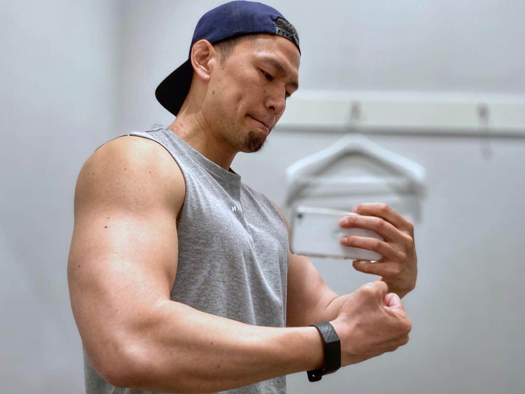 小柳心のインスタグラム：「今日朝ジムに行こうとしたら3歳児の息子に「今日も頑張って走れよ！」と言われました。減量頑張ります🔥  #小柳心 #コヤナギシン #俳優 #脚本家 #workout #bodymake #training」