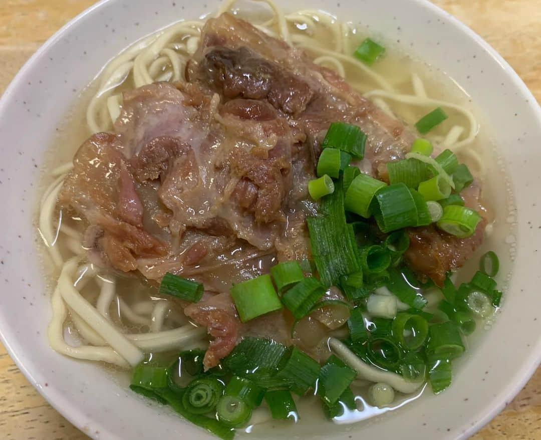 昴生さんのインスタグラム写真 - (昴生Instagram)「昼飯！！ #沖縄に仕事で来たら #必ずいくお店！ #田舎そば さん！ #ソーキそば！ #ここのソーキそばほんま好き！ #めちゃうまー！ #ソーキほろほろー！ #4年ぶりくらいに来させてもろたけど #変わらぬ味！ #近くに沖縄花月があったので #しょっちゅう来てた！ #合間はここのソーキそば！ #沖縄花月復活してほしいー！ #切に願ってる！ #息子のオリオンビールTシャツ #ほしかったけどキッズ売ってない！ #ビールの会社やから！ #着るくらいやったらええやんー！ #オリオンさんー！」4月17日 12時42分 - mikikousei