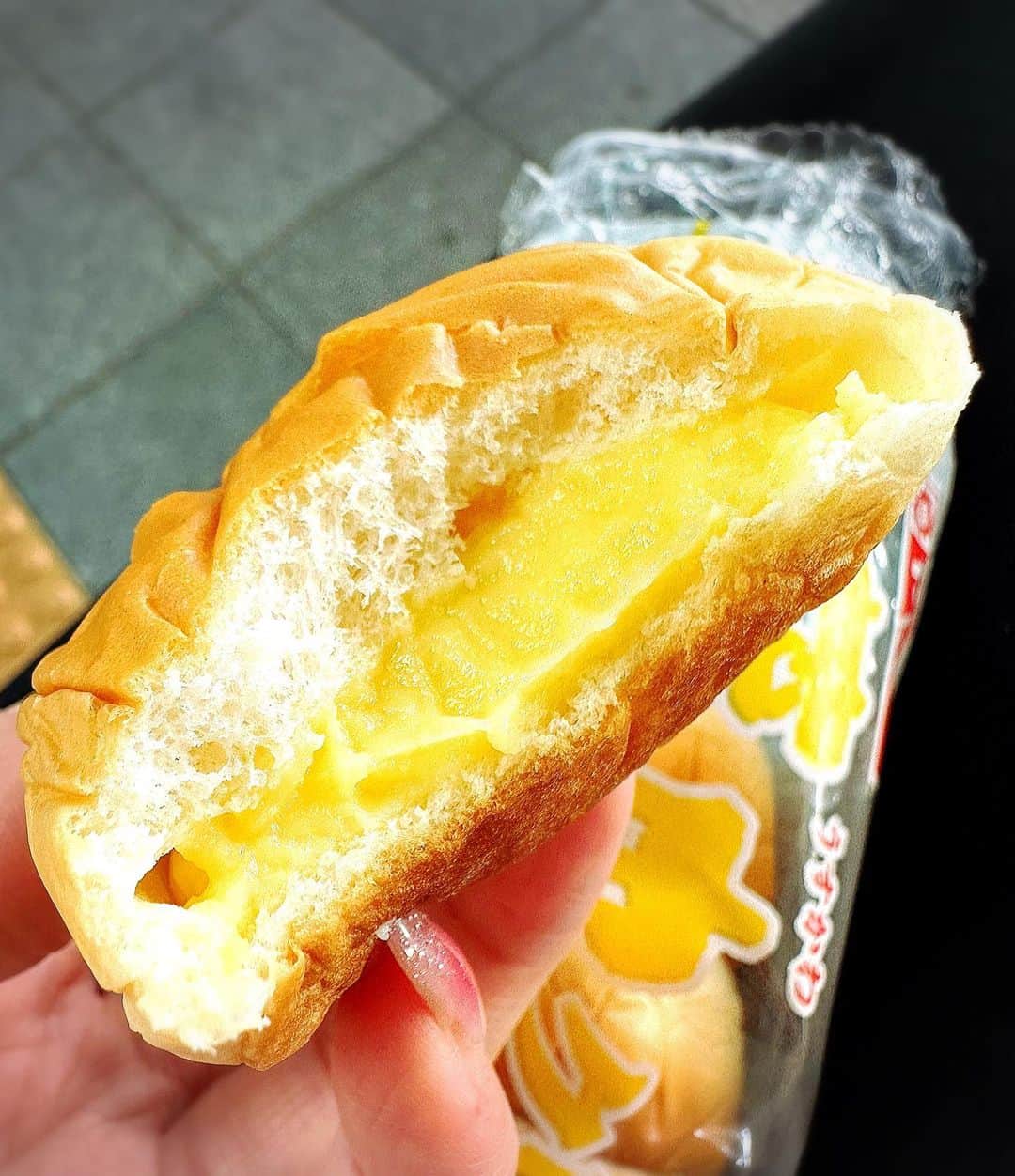 とぎもちさんのインスタグラム写真 - (とぎもちInstagram)「. 【日本🇯🇵일본】  昔っから大好きな ヤマザキの薄皮クリームパン💕  これと同じ美味しさのってないよね🙄  薄くてもっちりなパン生地に たっぷりの甘いカスタード。。  美味しすぎて4個じゃ足りない 笑  日本行くたびに買って帰る。  #薄皮クリームパン #山崎パン #パン #クリームパン #日本 #우수카와크림빵 #일본 #とぎもちパン #とぎもち薄皮クリームパン #とぎもちクリームパン」4月17日 12時43分 - togistagram