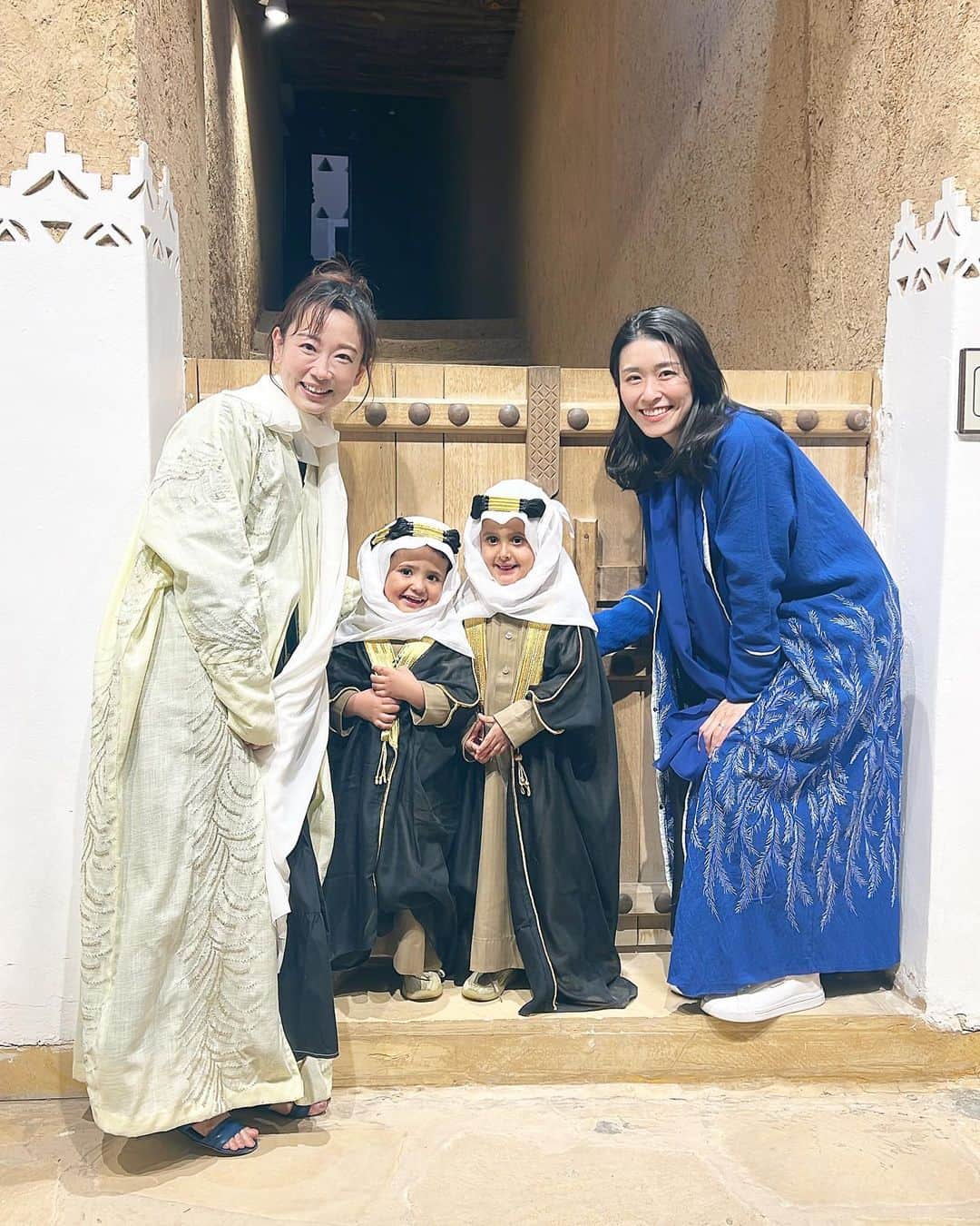 松尾翠さんのインスタグラム写真 - (松尾翠Instagram)「サウジアラビア下町探訪  マスマク城、スーク、モスク  サウジ人が案内してくれる無料ツアーがあって、それがなかなかなクオリティでよかった！という現地日本人コミュニティの情報から… 連れて行ってもらいました✨  色々知れて面白かった！ けどかなり説明が細かくて長くはあったので、こちらは時間に余裕のある方におすすめします😎 うちのグループは、好奇心旺盛なジョージア人青年が、質問をたくさんするので、ガイドさんも盛り上がっちゃって。 より伸びた模様😂 そんなのも含めて、思い出すと本当に貴重で、行けて良かった、いい思い出。 ラクダ美人コンテストのようなものがあって、それに向けてラクダを整形させるという都市伝説があるとかないとか。  サウジ在住のれいちゃんとの出逢いがあったからこそ、濃厚に安心にこれでもか！とサウジを感じられて、、 あぁほんとありがとう🇸🇦 @saudi_log  サウジに興味がある方には絶対おすすめのれいちゃんのサウジ記録✨  ちなみに、着用しているアバヤもれいちゃんが貸してくれたもの✨🥹 日本人女性なんて本当に珍しいそうで 6枚目は一緒に写真撮りたいと子供とお母さんに話しかけてもらったもの。(2人の男の子、可愛すぎる…！)  なんせ、情報も本当に少ない、ガイドブックもない、観光地化されていない、未知すぎる国。 でも大好きになりました。  サウジ人の国民性は一言で言うなら、おだやか。 厳格な宗教の戒律もあると思いますが お酒を飲む人もいないから 夜テンション上がって浮かれてる人や暴れてる輩などいない←人のこと言えないけど👻 そんな要因もきっとあり、街の空気感が夜もほっこり系なのが、他の海外で感じる緊張感と違っていて新鮮でした。  さすが、イスラム教の聖地。  断酒できるか心配だったものの 意外にいけるもんでした。 やるやん私、とナゾの自信をつけたのでした👻  着いて早速の初日、むくんでます。 そして18時には時差ぼけでもう眠くてたまらなかった…！  つづく  P.S.アラビックコーヒー、クセ強だけど、大好き！ あれは漢方のごとし。 デーツのあまあまシロップ漬けwithでいただきます  #サウジアラビア #サウジアラビア旅行 #saudiarabia #マスマク城 #モスク #アラビックコーヒー #abayasaudi  ＃コーランが聞こえる#イスラム圏 #中東 #中東旅行  #アバヤ #ヒジャーブ  #翠さんの地球旅 #松尾翠 #旅ログ」4月17日 12時43分 - midori.matsuo_official