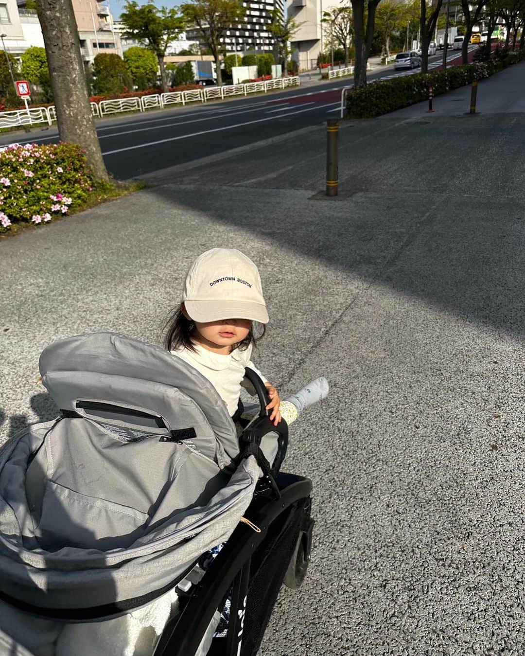 ARISA（和田有沙）さんのインスタグラム写真 - (ARISA（和田有沙）Instagram)「頭皮の日焼けが気になるので 帽子をかぶってもらうように。ㅤㅤㅤㅤㅤㅤㅤㅤㅤㅤㅤㅤㅤㅤㅤㅤㅤㅤㅤㅤㅤㅤㅤㅤㅤㅤㅤㅤㅤㅤㅤㅤㅤㅤㅤㅤㅤㅤㅤ ㅤㅤㅤㅤㅤㅤㅤㅤㅤㅤㅤㅤㅤ 日焼けしてしまったときは 皮膚科でもらったクリームを朝晩塗ってます☺︎ㅤㅤㅤㅤㅤㅤㅤㅤㅤㅤㅤㅤㅤ ㅤㅤㅤㅤㅤㅤㅤㅤㅤㅤㅤㅤㅤ ほとんど取ったり、ぐるぐる回したり遊んでますが🫠」4月17日 12時44分 - wadaarisa
