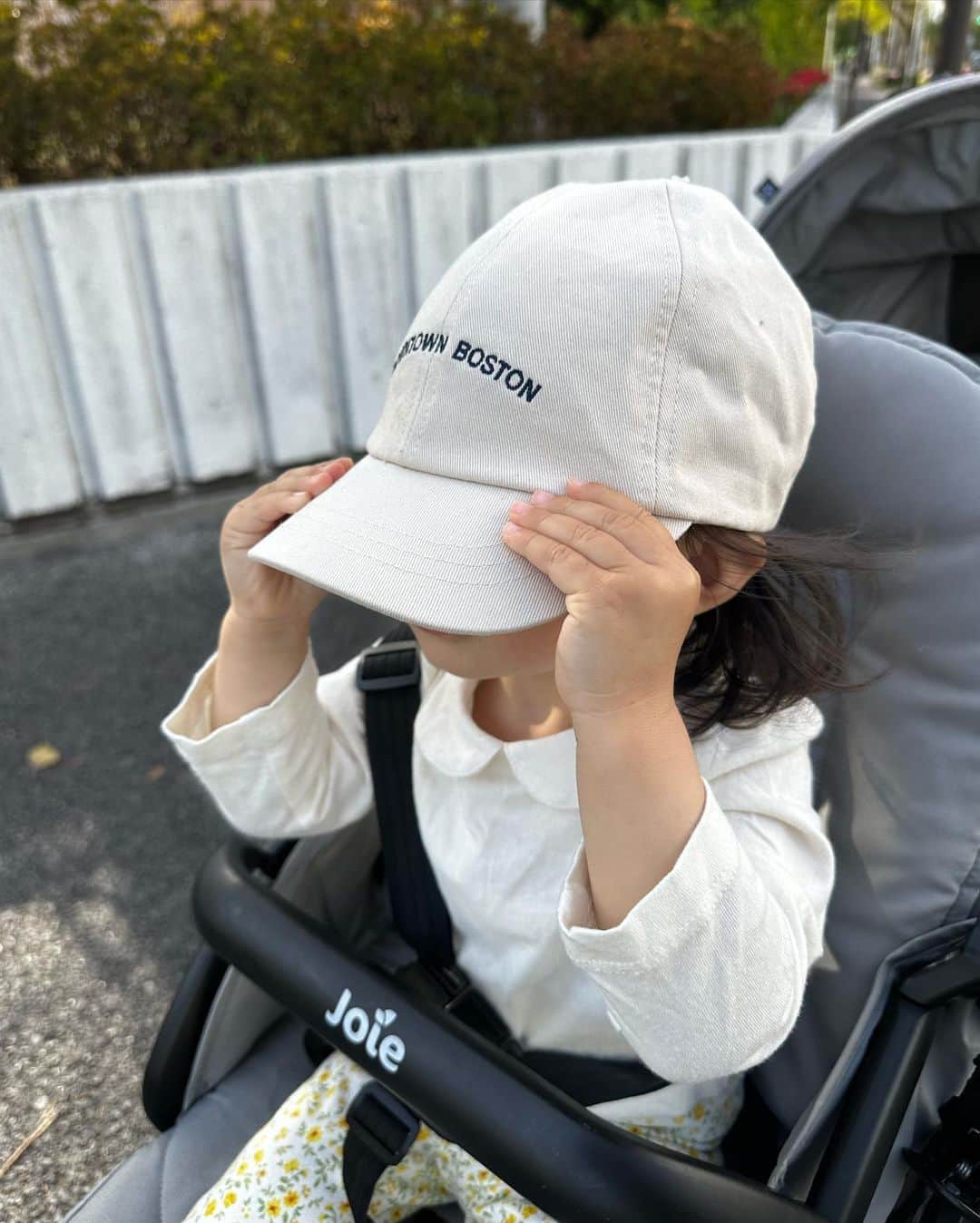 ARISA（和田有沙）さんのインスタグラム写真 - (ARISA（和田有沙）Instagram)「頭皮の日焼けが気になるので 帽子をかぶってもらうように。ㅤㅤㅤㅤㅤㅤㅤㅤㅤㅤㅤㅤㅤㅤㅤㅤㅤㅤㅤㅤㅤㅤㅤㅤㅤㅤㅤㅤㅤㅤㅤㅤㅤㅤㅤㅤㅤㅤㅤ ㅤㅤㅤㅤㅤㅤㅤㅤㅤㅤㅤㅤㅤ 日焼けしてしまったときは 皮膚科でもらったクリームを朝晩塗ってます☺︎ㅤㅤㅤㅤㅤㅤㅤㅤㅤㅤㅤㅤㅤ ㅤㅤㅤㅤㅤㅤㅤㅤㅤㅤㅤㅤㅤ ほとんど取ったり、ぐるぐる回したり遊んでますが🫠」4月17日 12時44分 - wadaarisa