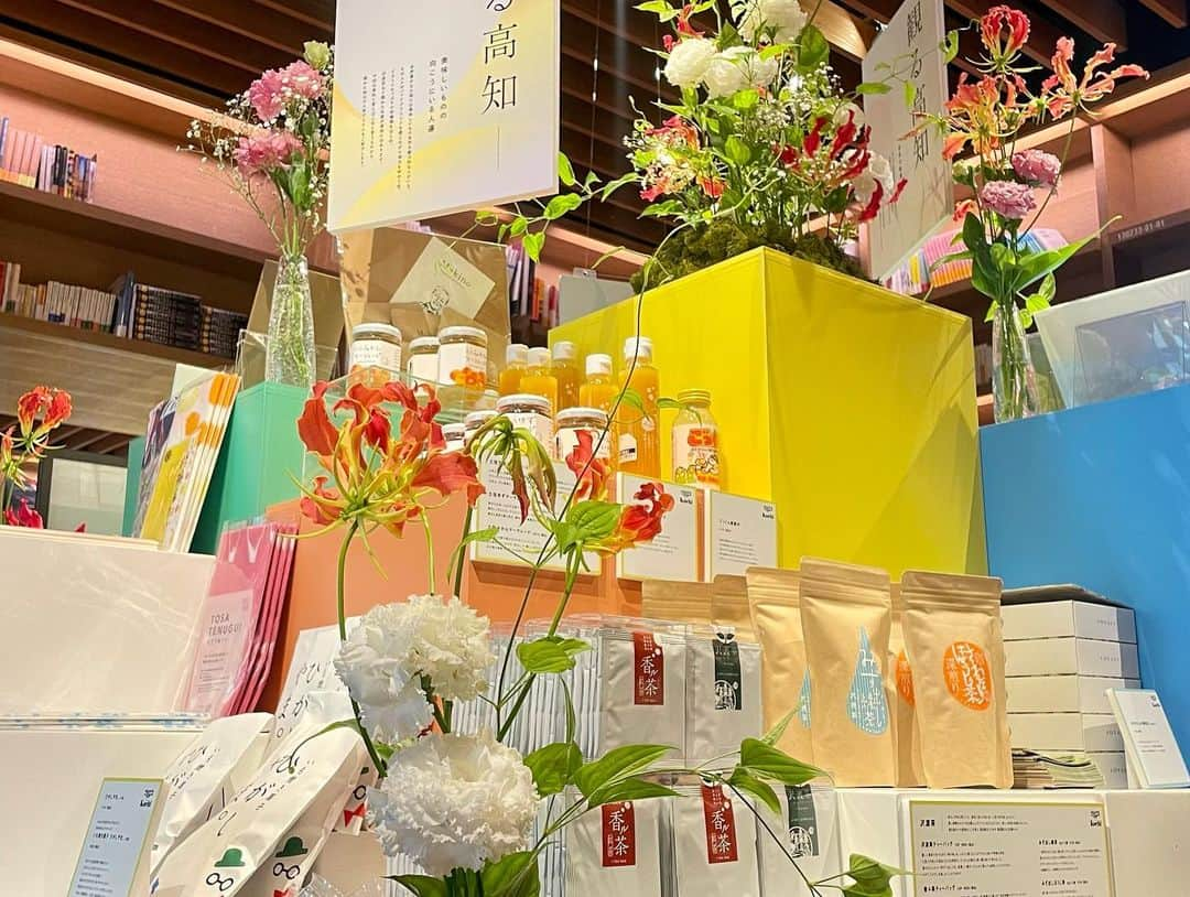 代官山 蔦屋書店　DAIKANYAMA T-SITEさんのインスタグラム写真 - (代官山 蔦屋書店　DAIKANYAMA T-SITEInstagram)「【イベントのお知らせ】 4/23 旅行フロア 「2023年は、高知へ」  ■幸せを呼ぶ花 ブルースター プレゼント！ ⁡ 高知の特産品でもある、幸せを呼ぶ花と言われるブルースターを数量限定でプレゼントいたします。 「#高知の花」等指定のハッシュタグをつけてInstagram・Twitterにフェアの模様を投稿いただいた方が対象です。「高知の花の花持ちレシピ」冊子とあわせてお楽しみください。 ⁡ 日時：4月23日(日) 12:00～18:00 場所：代官山 蔦屋書店 3号館1F 旅行フロア   ■高知 蔦屋書店で好評を博した牧野富太郎博士ゆかりの商品を一挙展開 ⁡ ･牧野富太郎クッキー缶 2,160円(税込) 高知県立牧野植物園のオフィシャルクッキー缶。世界一流ブランドとコラボしている高知の菓子会社、株式会社アンファンが製造し、高知 蔦屋書店では累計1,000個以上が売れた大人気商品です。   ･牧野植物園 オリジナルブレンドティーセット(Makino gift set)1,188円(税込)  牧野博士ゆかりの植物をテーマにしたオリジナルブレンドティーのセット。 牧野博士が命名した植物などをベースにした茶葉のブレンドは、日本一の清流と言われる仁淀川の源流域の摘み草(つみくさ)で作られています。  #牧野博士の新休日 #高知県 #高知 #kochi #高知旅行 #高知観光 #観光 #牧野富太郎 #牧野植物園 #makinobotanicalgarden #神木隆之介 #らんまん #連続テレビ小説 #かみきこうち #代官山蔦屋書店 #daikanyamatsutaya」4月17日 12時44分 - daikanyama.tsutaya