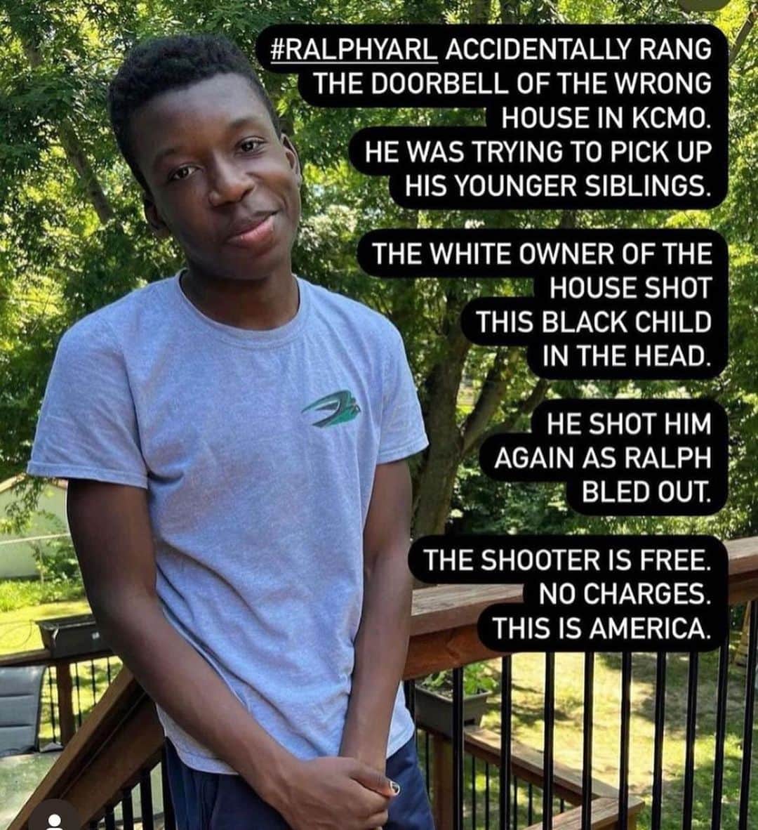 のインスタグラム：「TRIGGER WARNING: #RalphYarl is currently fighting for his life because a white man shot him in the head after Ralph rang his doorbell. When Ralph fell to the ground having been shot, this monster shot him again while he lay bleeding. Ralph had rung the wrong doorbell trying to pick up his siblings from a house he’d never been to before. This man is not in custody. This would be child murderer is free.  Please use the following information to demand Prosecuter Zachary Thompson make an immediate arrest and bring the appropriate charges: Building: James S Rooney Justice Center.  Address: 11 South Water Street, Liberty, Missouri 64068 Telephone: 816 736 8300 Fax: 816 736 8301 Email: prosecutor@claycopa.com」