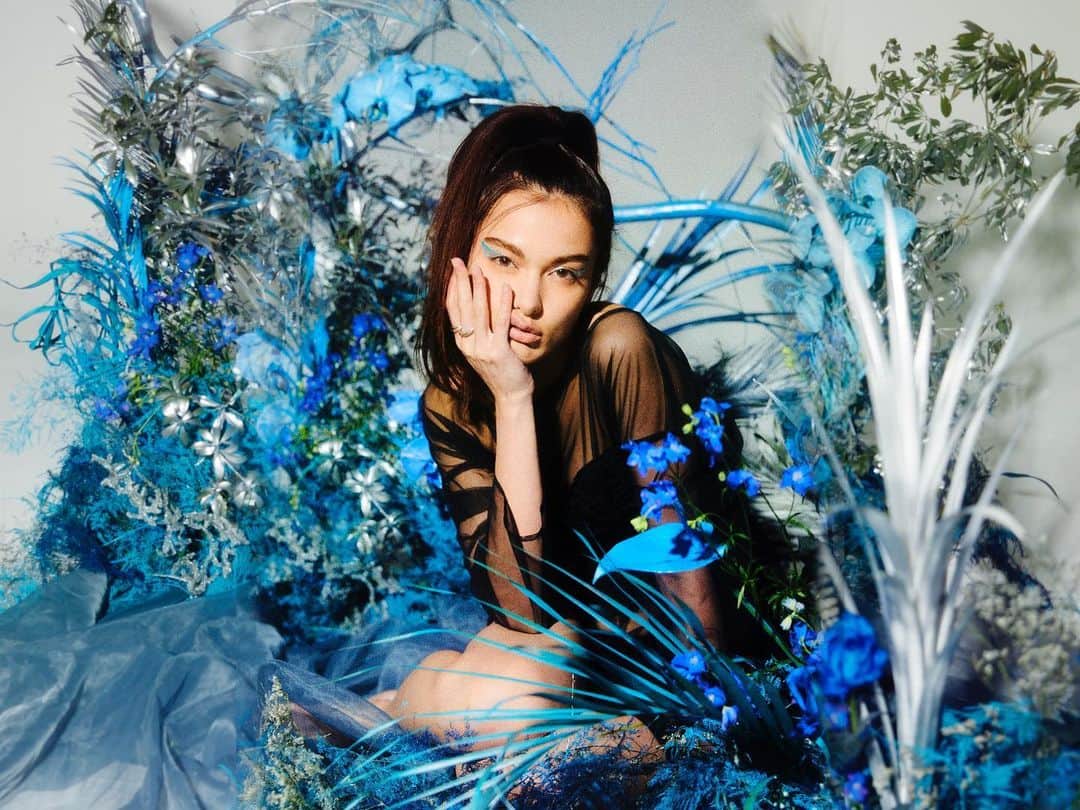 kisimariさんのインスタグラム写真 - (kisimariInstagram)「lapis lazuli 🦋  model @emilieyoda  hairmake @ayato_i_am  flower artist @milenanomura  shot  by me」4月17日 13時01分 - kisimari_love