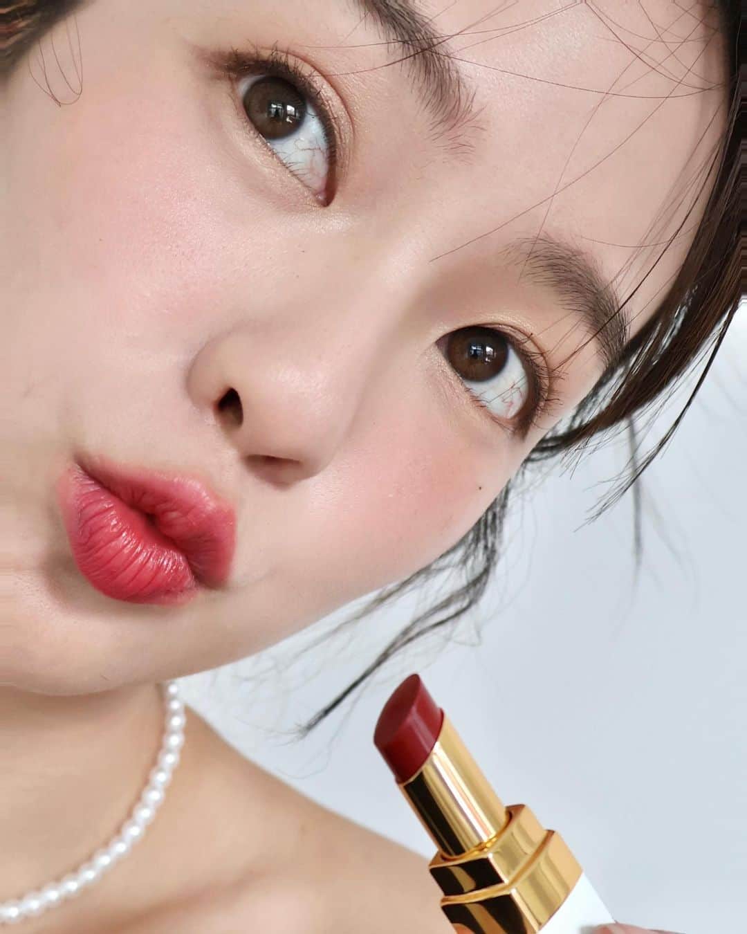 PIMTHAのインスタグラム：「The one and only moisturized colored lip balm that I love right now 🌟 CHANEL Rouge Coco Baume  #RougeCoco #CHANELMakeup @Chanel.beauty  • ในรูปทาสี 924 FALL FOR ME และ 918 MY ROSE」