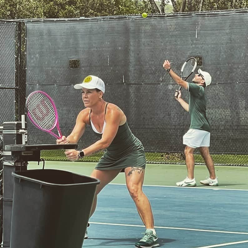 P!nk（ピンク）のインスタグラム：「She yolked #tennistournament🎾 #won4outof5 #viciousbitches」