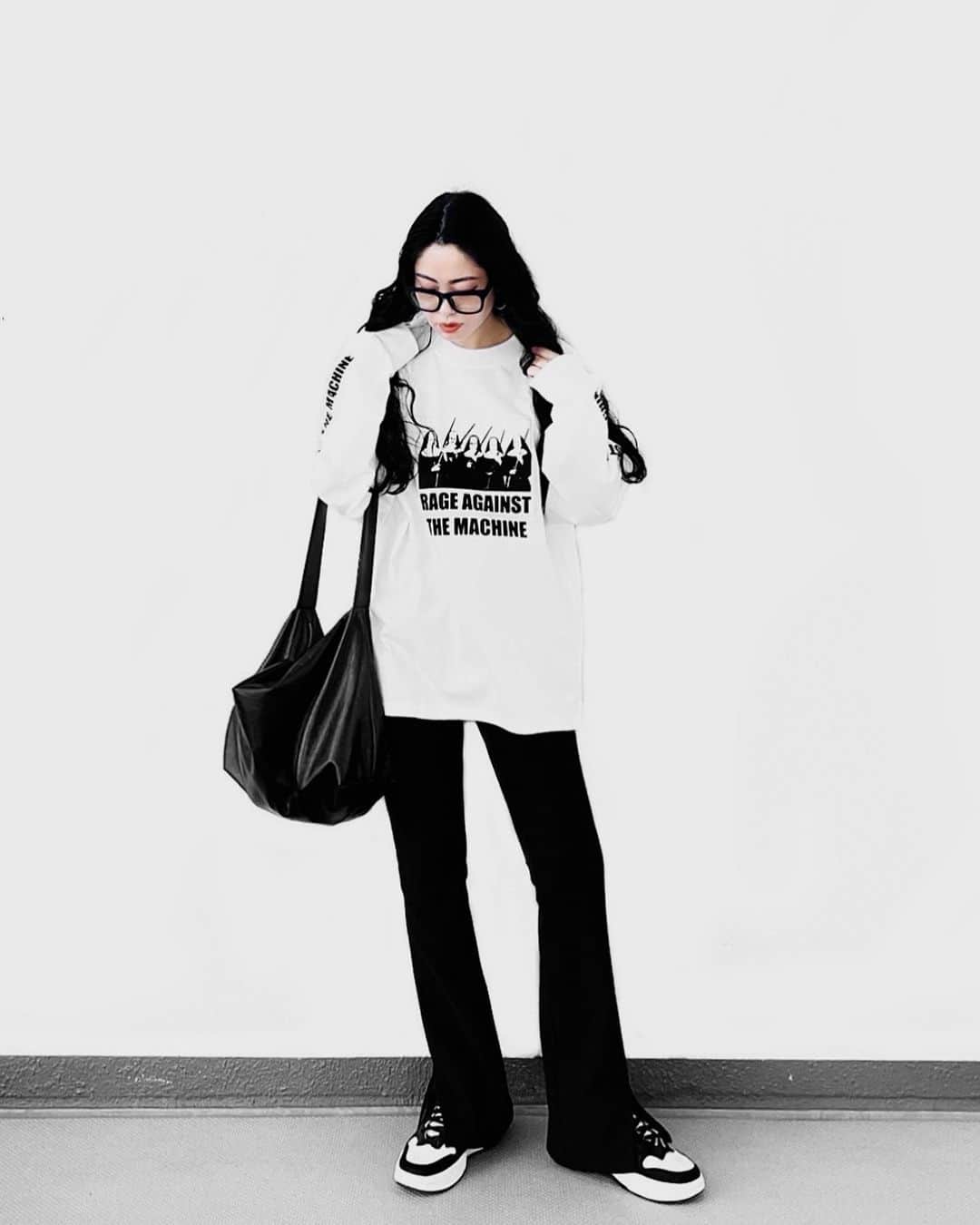 lve_xxxxのインスタグラム：「. . ⛪️🔔  おかわなロンTを買いましてん。　  ロンTにｽﾘｯﾄﾊﾟﾝﾂあれば もう、服いらないんじゃね？←  とりあえず、ｽﾘｯﾄﾊﾟﾝﾂ。 新色作って頂きたい！！！←  青がほしい！緑も欲しいー LVEU.さんに、熱願してみよーかな🙏？爆  暑過ぎて重ね着とか無理になった。 ねぇ？まだ4月😭  たすけてぇーー  #wear更新   .」