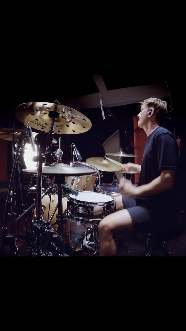 シェーン・ガラースのインスタグラム：「Remember this one? Tune is called ‘Island Magic’ from @officialdaveweckl’s legendary ‘Contemporary Drummer + One’ instructional package that inspired a whole new generation of drummers.   It brings back fond memories of my college days in Edmonton sweating in my cubicle, tryin’ to get the solo-hits right… still don’t quite have ‘em 😝  Before ‘minus one’, there wasn’t any study material nearly as comprehensive and innovative as Dave’s.  He is truly a pioneer, legend, and without question, a huge influence on drummers from far and wide. One of the all-time greats 🙏」