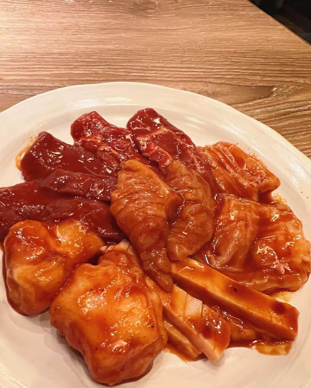 細田海友さんのインスタグラム写真 - (細田海友Instagram)「@ushigoronakameguro   炭火焼肉ホルモンうしごろへ♡  大好きなうしごろグループ @ushigoro_yakiniku から ホルモン屋さんが出来たとの事で 食べに行って来ました🤤💕  珍しいハツのユッケやタン塩、ロース そして大好きなホルモンをこれでもかってくらい堪能🤤💕  塩、醤油、味噌とどの味付けのホルモンも 美味しかったなぁぁぁ💗  スパークリングの日本酒もホルモンとの相性抜群🍶✨ 山ノ霞　七賢　すっきり辛口　おすすめです💗  #炭火焼肉ホルモンうしごろ中目黒店 #中目黒 #焼肉 #中目黒グルメ #中目黒焼肉 #焼肉　#焼肉女子　#肉食女子　#pr」4月17日 13時11分 - miyuu_bigbaby