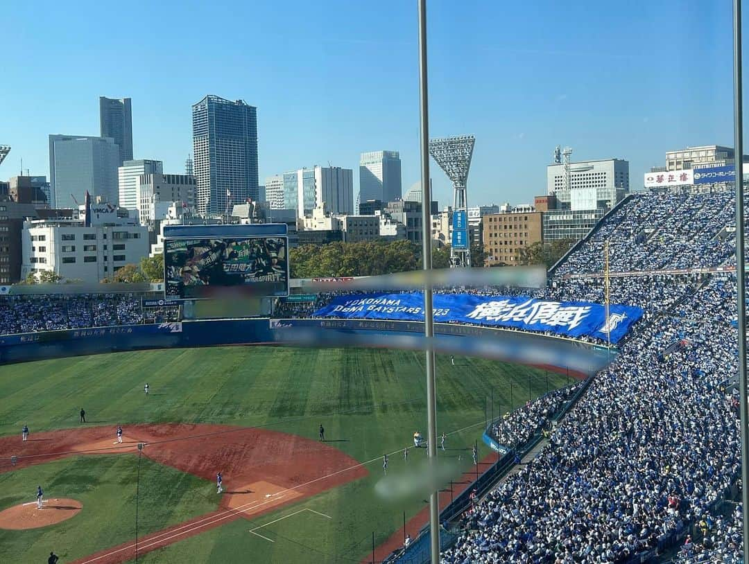 安藤萌々さんのインスタグラム写真 - (安藤萌々Instagram)「40周年を迎えた東京ディズニーリゾート✍️ 先週月曜、コロナ禍始まってから初めて、ダンサーが帰ってきてのパレードを取材しました💃🕺   ダンサーの皆さんからは、 表現できる喜びが伝わってきましたし、 ゲストの皆さんの笑顔、 中には涙を流しながら見ている方もいらっしゃって、 『場の一体感』がより強く感じられました。  大越さん、小木さんとも、 戻ってきたコロナ前の日常は、 前よりも特別に感じるね！という話になりました😊  ・ ・  ちなみに……  先週末の９日は、快晴の横浜スタジアムで『場の一体感』を感じました！  この日、前の日と連続で最多観客動員数を更新していたハマスタ。 DeNA石田投手の開幕の悔しさを晴らすようなピッチング、 三嶋一輝投手への温かい拍手。 若手を中心に熱盛守備連発の中日！ 声出し応援解禁でよりパワーアップした熱さを感じました🔥   皆さんは、同じような体験、 最近何かで感じましたか？？  今週も頑張りましょー！  ※勿論、感染対策は行いながら☺️   ※スポーツ離れても、贔屓球団はありません〜！全試合楽しめてお得な？気持ちです！笑  #東京ディズニーランド #東京ディズニーリゾート  #パレード #ダンサー #感動 #パーク #夢の国  #横浜スタジアム #DeNA #ベイスターズ #中日 #ドラゴンズ #ハマスタ #横浜 #プロ野球」4月17日 13時33分 - momo_ando_ex