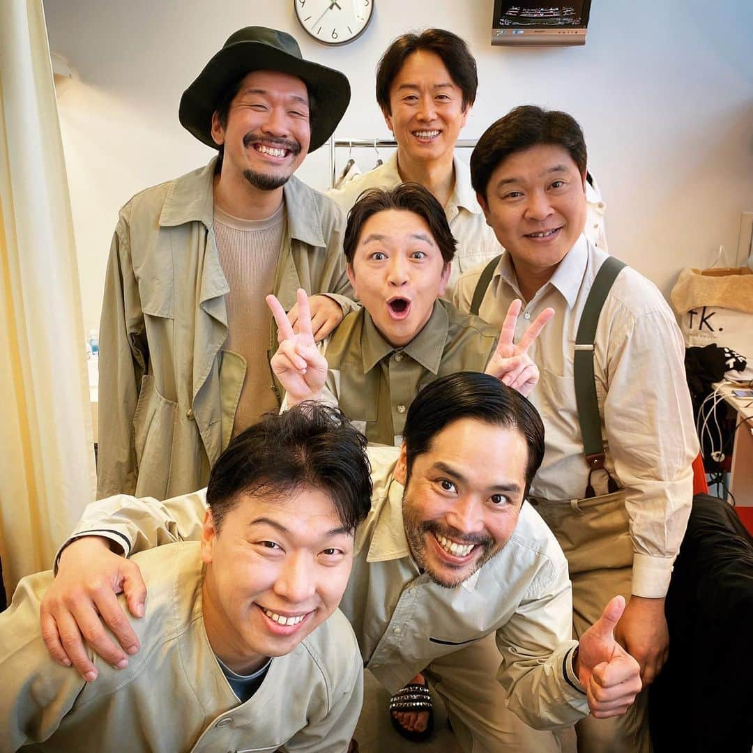 竹井亮介さんのインスタグラム写真 - (竹井亮介Instagram)「2023年4月16日。 劇場公演千穐楽のステージに向かう直前に、出演メンバーで。  劇場に来てくださった皆さま、ありがとうございました！ 配信公演のチケットやコードをお求めの皆さま、楽しんでいただけたら幸いです。  さあて、だらだらするぞぉ〜  #シアターコントロニカ  #回廊」4月17日 13時41分 - takeiryosuke