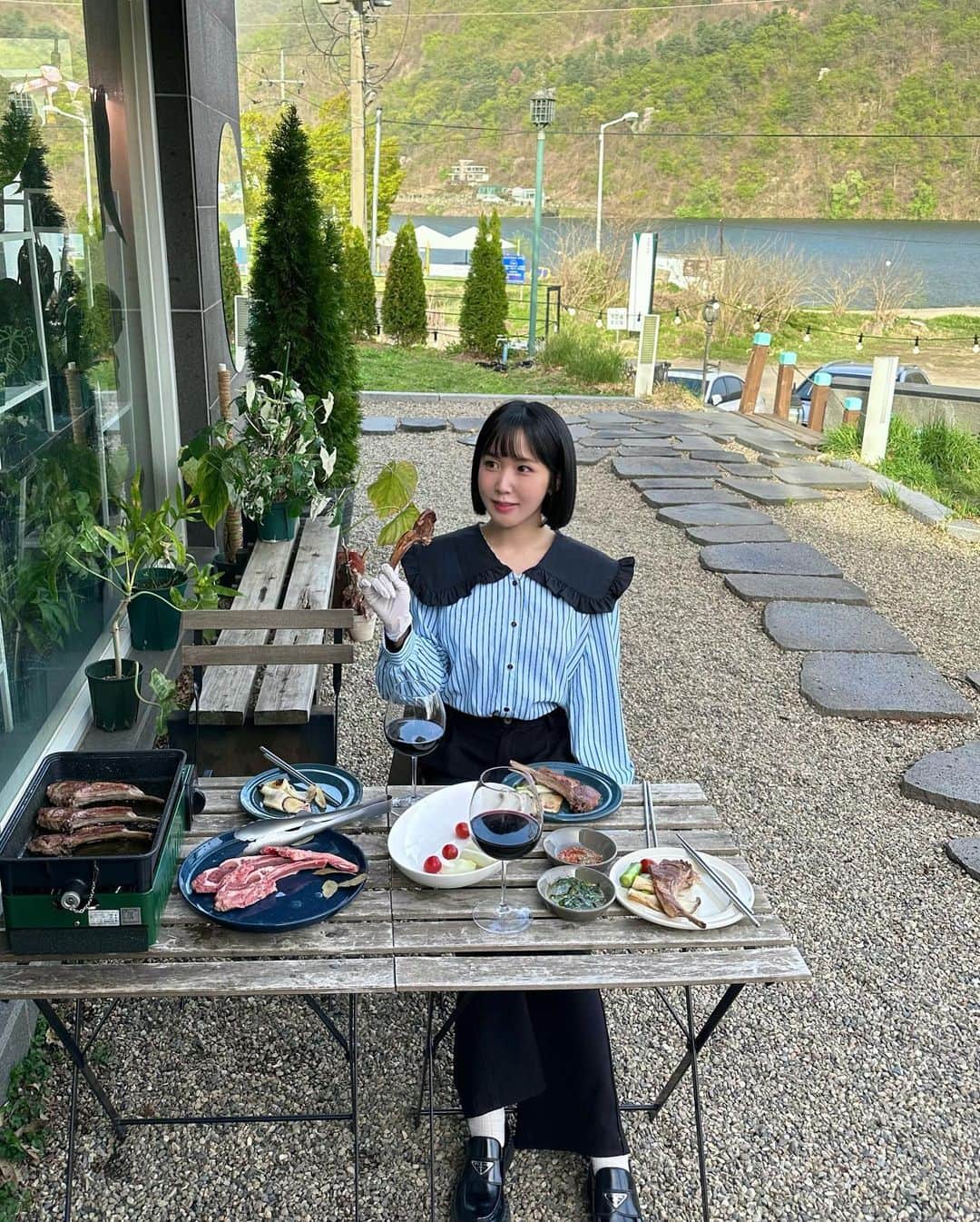 チョア さんのインスタグラム写真 - (チョア Instagram)「🍗🍜☕️🐶🐱🪴  탁트인 북한강앞 테라스에서 맛있는 음식과 커피와 동식물까지 함께 힐링 할수 있는 남양주카페💓  너무 좋아하는 양고기+라면+와인 세트가  신메뉴로 나왔는데 JMT,,더 자주 갈듯😋  요긴 실내 인테리어까지 포토스팟 한번가면 사진찍기 바쁘다바빠🫶🏻   #카페엠아르 @em_rr_」4月17日 13時35分 - minjinchoa