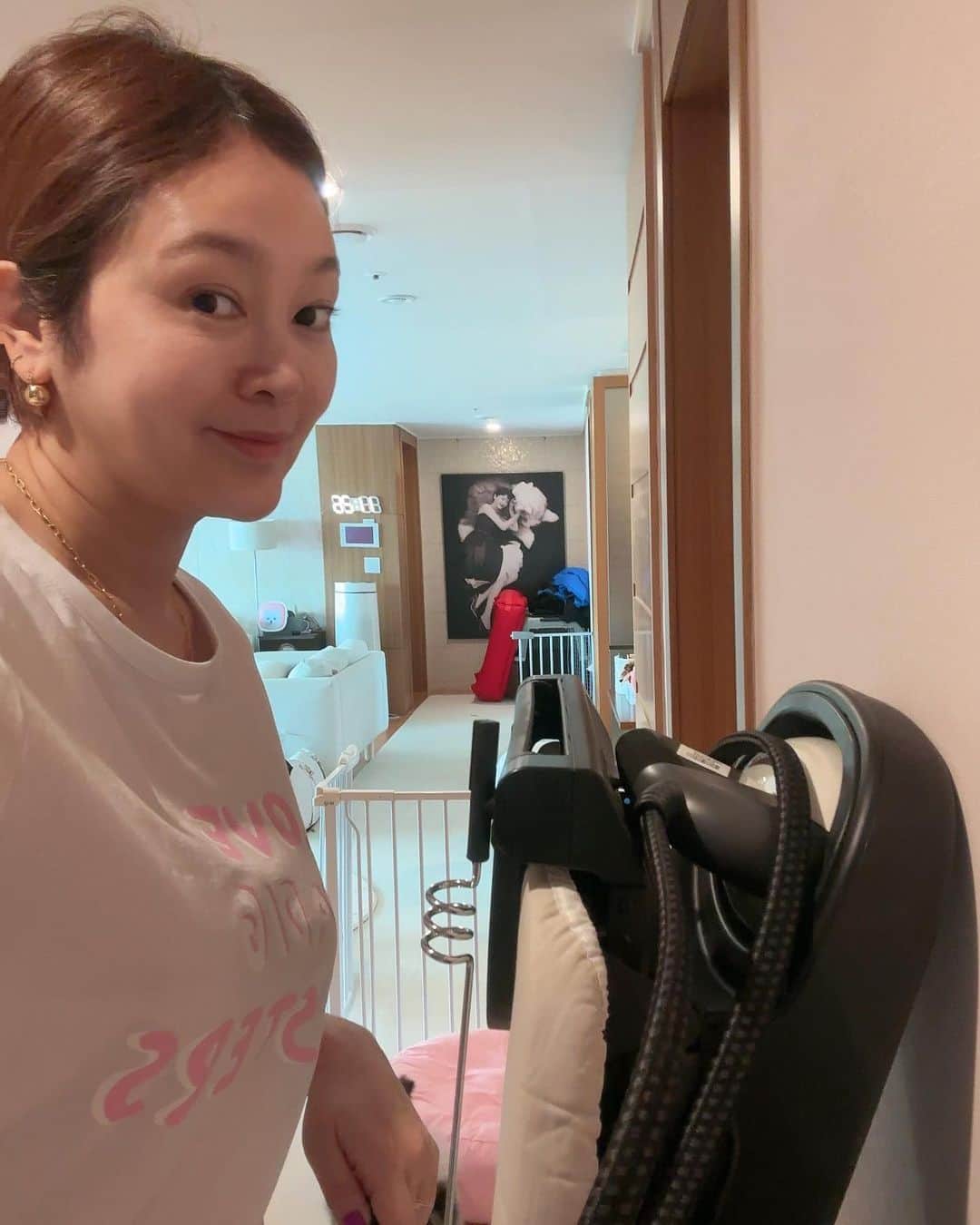 イ・スンヨンさんのインスタグラム写真 - (イ・スンヨンInstagram)「오늘까지인 우리우리  로라스타⭐️ 스팀 다리미는요   판 다리미의 그 각 그대로  스팀이 손상없이 새옷처럼  무려 이불, 베개, 실크, 모피, 캐시미어 같은   세탁소에만 가야할거같은 소재도   집에서 촤촤촥~~~^^    “죽은 옷도 살려 내는 다리미” 어요   제가 몇년 전에 내돈내산 구매한  로라스타 빨강이도 깜짝출연🫢     - 150도의 고온이   - 3.5Bar의 강력한 압력 옷감을 통과하는 즉시 수증기로 증발하여  옷은 하나도 안상하고 뽀송뽀송  한번 써보시면 다른거 못쓰잖아요~~  우리 로라스타는  오늘까지 프로필 링크에서 구매 가능하셔요😘😘  #로라스타 #옷관리찐템 #로라스타이름값을톡톡 #집안의세탁소 #안되는게없는다리미 #내돈내산템 #이게찐이에요 #mago12」4月17日 13時44分 - leesyaram