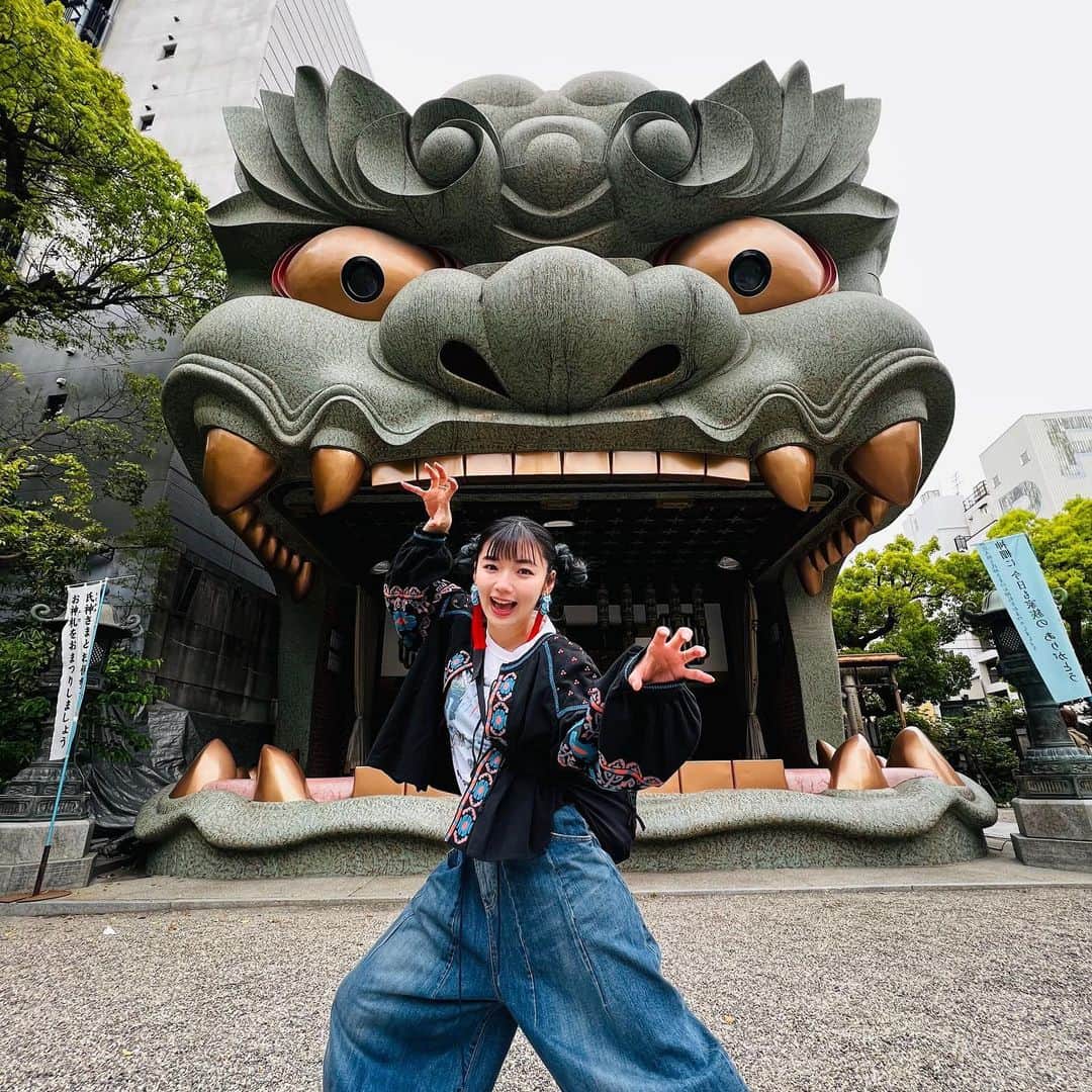 松嶋初音さんのインスタグラム写真 - (松嶋初音Instagram)「大阪楽しかった〜！ 14.15と大阪いって#hatsunex の新作受注会とオフ会を開催してきました！  毎回不安な地方イベント。 今回もたくさんの人が来てくれて本当に嬉しかった〜！  とはいえ、改めて大事なお話をしておきます。 今年になってイベントを主催するようになり、より一層身に染みて感じることがあります。  それはとにかく「推しは推せる時に押せ」ということ。  今回の受注会やオフ会もそうなのですが、そういったイベントでどれくらいの人数が来てくれたか、というのは本当に大切なのです。  地方開催のイベントって本当にお金がかかってしまうのです。交通費に宿代に会場代に、東京で開催するより何倍もかかります。 来てくれる方が少なければ「次は無いね」と判断されてしまう事もあるし、逆にたくさんの方が来てくれたら他の都市にも行こうと企画が進むこともあるし、新しいイベントを企画することもできるんです。  今回は雨の中本当にたくさんの方が来てくれて無事成功を納めることができて本当に良かったですが「恥ずかしくてオフ会は参加やめておきました」とか「人見知りで……」と聞くとめちゃくちゃ気持ちわかるけど悲しい気持ちになります。  せっかく会えるチャンスを作ってるのでスケジュール合わないとかじゃないなら、もし時間があるなら、ぜひ直接会いに来てほしいなーと思います。  迎える側も寂しい思いや辛い思いをしないようにたくさん準備して待ってるのであなたが来ることがとても大事なことというのを知ってほしいなと思います❣️  今回はたくさんの初めましての方にお会いできて本当に本当に幸せ時間だった〜！ 会いに来てくださった方ありがとうございます！  スケジュール合わなかった〜という方も来ようとしてくれてありがとう😭✨ また必ず機会を作りますよー！  今週は東京受注会！ みんなに会えるのを楽しみにしてます！行こうか悩んでた人は、悩むのを今すぐやめて会いに来てねー！！！ 原宿だよー！！  あ、写真はめっちゃ美味しかった焼肉屋さんのやつ。あるひと工夫がされててそれが本当に美味しかった！   #オフ会  #大阪  #難波八阪神社  #神社  #焼肉」4月17日 13時48分 - hatsunex