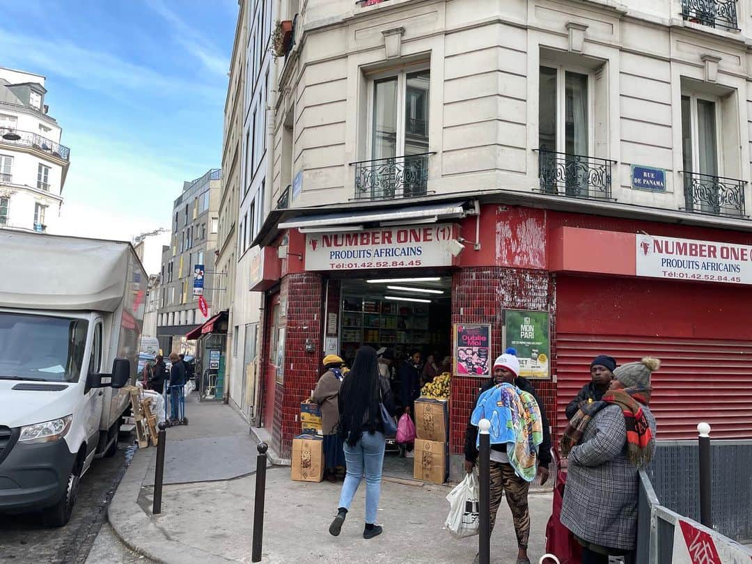 丸山ゴンザレスさんのインスタグラム写真 - (丸山ゴンザレスInstagram)「パリ取材では移民街を歩いた。市内には多くのエスニックタウンがあり、18区のアフリカ人街は特に賑わっている印象だった。ちなみに焼きバナナを売ってる店を探しに行ったのだけど見つけられなかった。残念。」4月17日 13時49分 - gonzales_maruyama