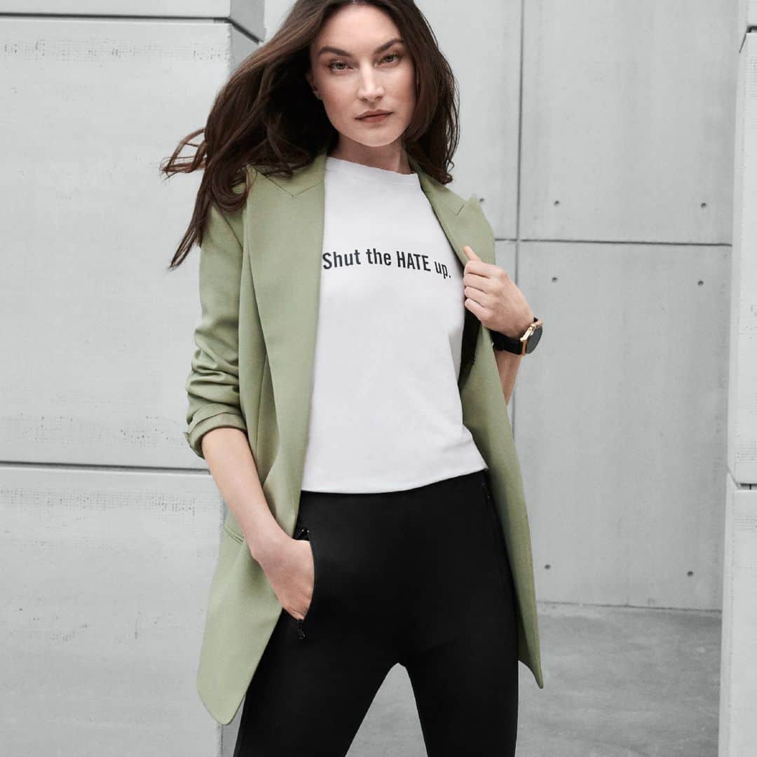 ケネスコールのインスタグラム：「Join the movement towards a kinder world with our 'Shut the Hate Up' Voice Wear T-shirt. Let's spread positivity and acceptance one fashion statement at a time. ❤️ #KennethCole #Spring2023 #VoiceWear」