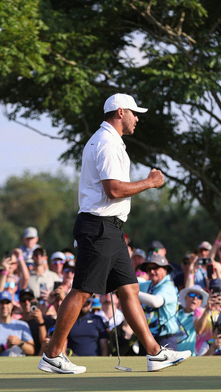 のインスタグラム：「Last time we saw you Captain @bkoepka secured the 🏆 Onto the next one at @grangegolfclub in Adelaide! See you there #SmashGC fans⚡️   @livgolf_league | #LIVGolf」