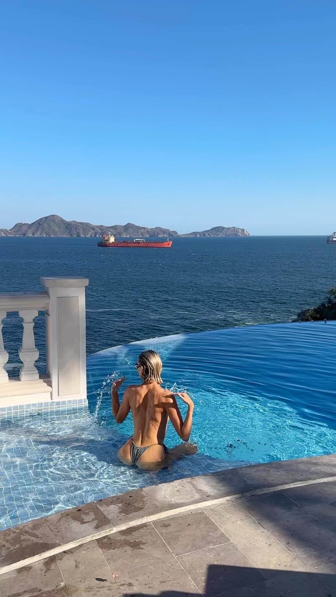 エルザ・ホスクのインスタグラム：「🐬 💦」