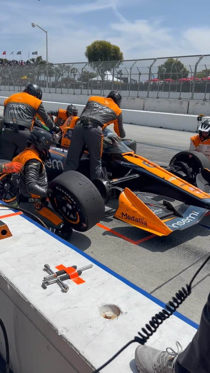 のインスタグラム：「Felix in for pit under yellow, moving up 🤙 @arrowmclaren @mclaren @frosenqvist #longbeachgrandprix #mclaren」