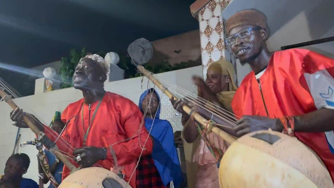 中鉢明子のインスタグラム：「🇲🇱Traditional band 🪕Ngonifola playing from house to house during the Ramadan.　音楽隊がおうちに入ってきました。ラマダン中は、日中は断食中で水も食事もできないので街全体が普段より静かだけど、日が沈んで食事の時間がくれば、みんなでご馳走を囲み毎日がお祭りのよう。音楽隊が家々を回ったり子どもたちが顔にペイントをして踊って歌ってお菓子をもらいにまわります。まるでハロウィンみたい。これが一ヶ月続きます。ラマダン明けにはもっと盛り上がりお祝いします。日本の正月のような感じです！#マリ共和国」