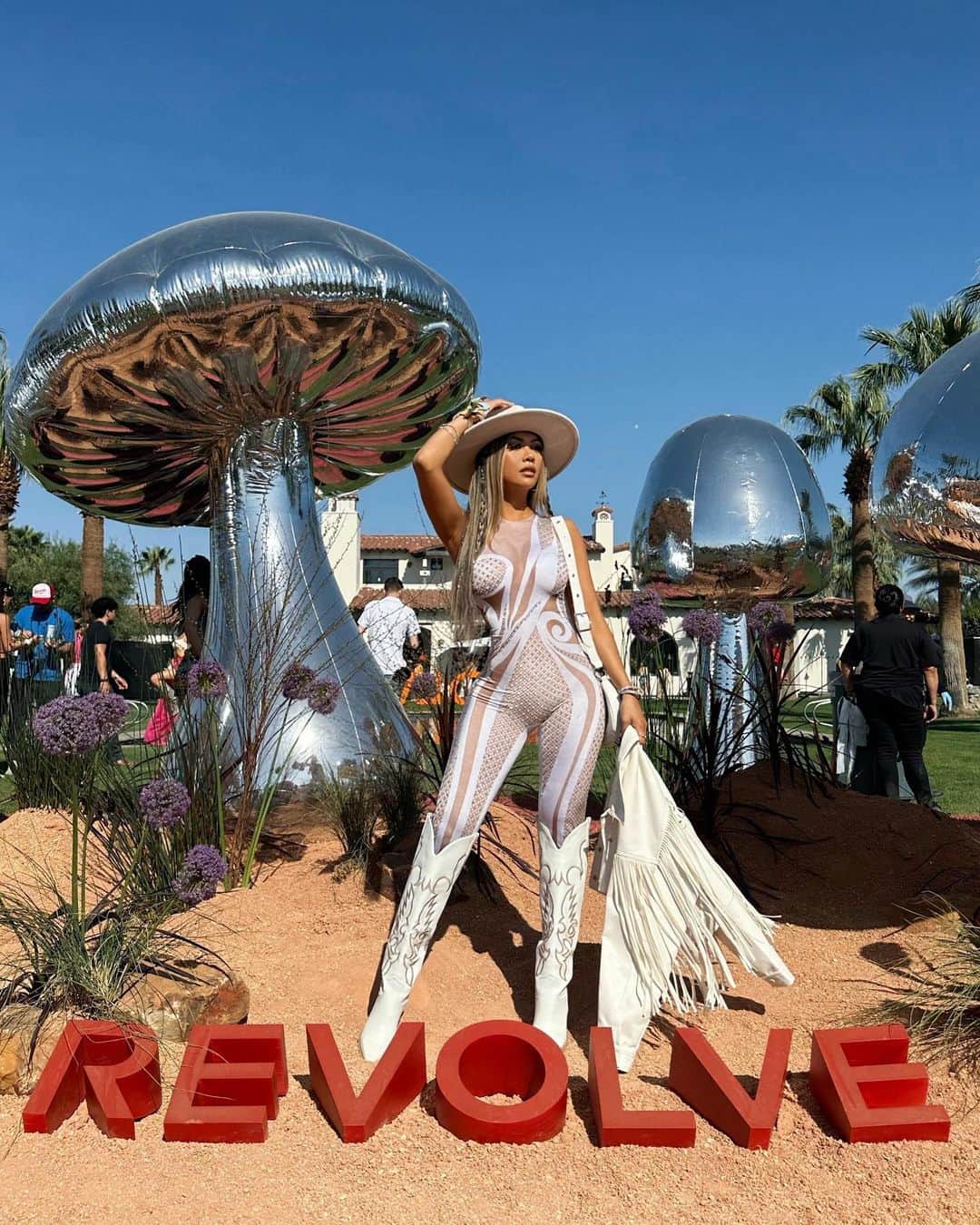 リアン Vのインスタグラム：「Chella vibes! 🍄☀️🌴 @Revolve  #RevolveFestival」