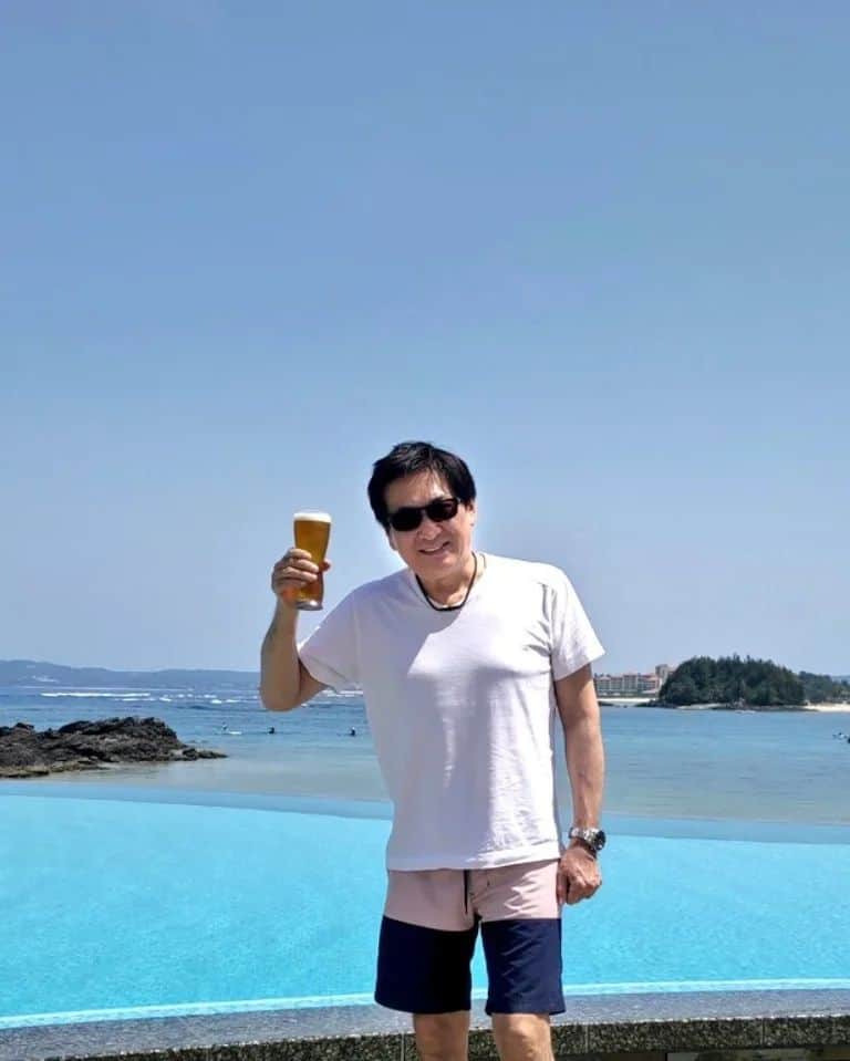 藤岡幸夫のインスタグラム：「もうすぐオレの季節だぜ、べいべー🤩  かみさんとの結婚３４執念記念の沖縄修行は今日で終了😇  皆様におきましては、これからもアリバイその他のご協力どうかよろしくお願いいたします🙇‍♀  今日は福岡に移動して、明日から僕がプロデュースしてるT4PTの司会😀  4月２９日は関西フィル定期で、魂揺さぶる世にも美しい祈りのプログラムです❗  このアカウントは表アカウントです。 裏アカウントは↓ @sachiofujioka」