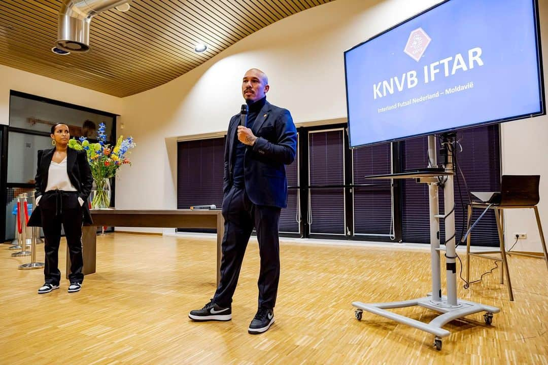 ナイジェル・デ・ヨングのインスタグラム：「Such a great evening to witness how football can connect people.   Credit to our department of diversity & inclusion to set up an Iftar, break fasting during Ramadan prior to the @oranjefutsal Play off game that our boys manage to win.   Understanding each others believes is key trying to be successful together on and off the pitch.   Overall a successful night.   #Iftar #NothingLikeOranje #Ramadan」