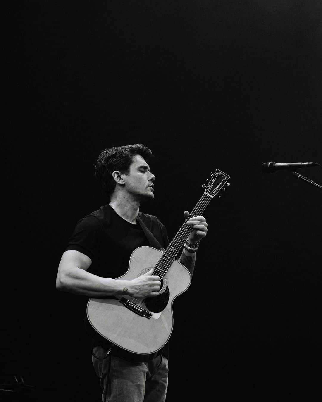 ジョン・メイヤーさんのインスタグラム写真 - (ジョン・メイヤーInstagram)「Solo tour, Los Angeles, CA - the last show of the run… an incredible night to end an unforgettable tour. Love On The Weekend ~> Split Screen Sadness ~> Love On The Weekend ~> Hysteria -> Love On The Weekend set the tone for an “all bets are off” set list. Couldn’t have asked for a better night in LA. And sitting in with @alecbenjamin in his set was a total joy…. The whole thing…gonna have to make a separate post to explain how I feel.」4月17日 5時14分 - johnmayer
