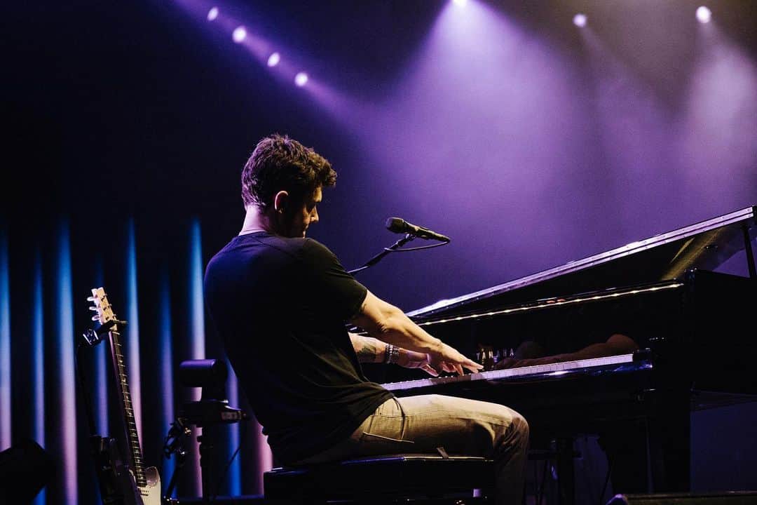 ジョン・メイヤーさんのインスタグラム写真 - (ジョン・メイヤーInstagram)「Solo tour, Los Angeles, CA - the last show of the run… an incredible night to end an unforgettable tour. Love On The Weekend ~> Split Screen Sadness ~> Love On The Weekend ~> Hysteria -> Love On The Weekend set the tone for an “all bets are off” set list. Couldn’t have asked for a better night in LA. And sitting in with @alecbenjamin in his set was a total joy…. The whole thing…gonna have to make a separate post to explain how I feel.」4月17日 5時14分 - johnmayer