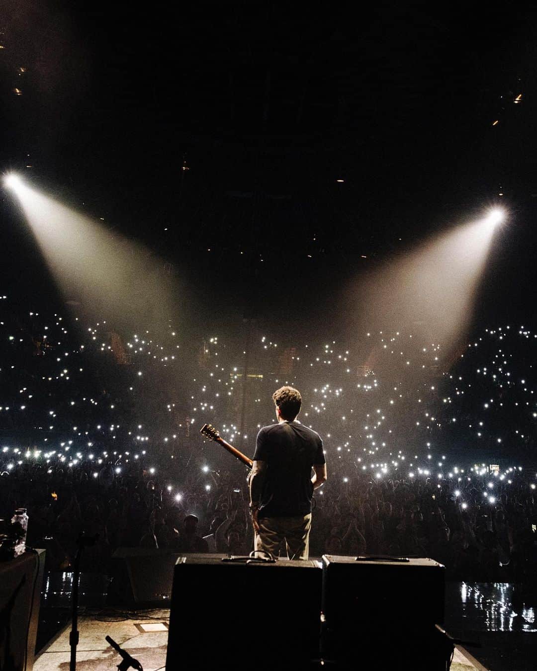 ジョン・メイヤーさんのインスタグラム写真 - (ジョン・メイヤーInstagram)「Solo tour, Los Angeles, CA - the last show of the run… an incredible night to end an unforgettable tour. Love On The Weekend ~> Split Screen Sadness ~> Love On The Weekend ~> Hysteria -> Love On The Weekend set the tone for an “all bets are off” set list. Couldn’t have asked for a better night in LA. And sitting in with @alecbenjamin in his set was a total joy…. The whole thing…gonna have to make a separate post to explain how I feel.」4月17日 5時14分 - johnmayer