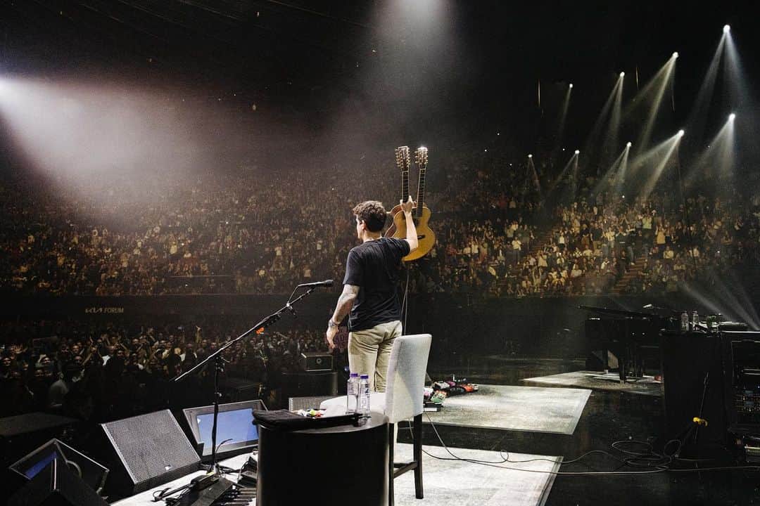 ジョン・メイヤーさんのインスタグラム写真 - (ジョン・メイヤーInstagram)「Solo tour, Los Angeles, CA - the last show of the run… an incredible night to end an unforgettable tour. Love On The Weekend ~> Split Screen Sadness ~> Love On The Weekend ~> Hysteria -> Love On The Weekend set the tone for an “all bets are off” set list. Couldn’t have asked for a better night in LA. And sitting in with @alecbenjamin in his set was a total joy…. The whole thing…gonna have to make a separate post to explain how I feel.」4月17日 5時14分 - johnmayer