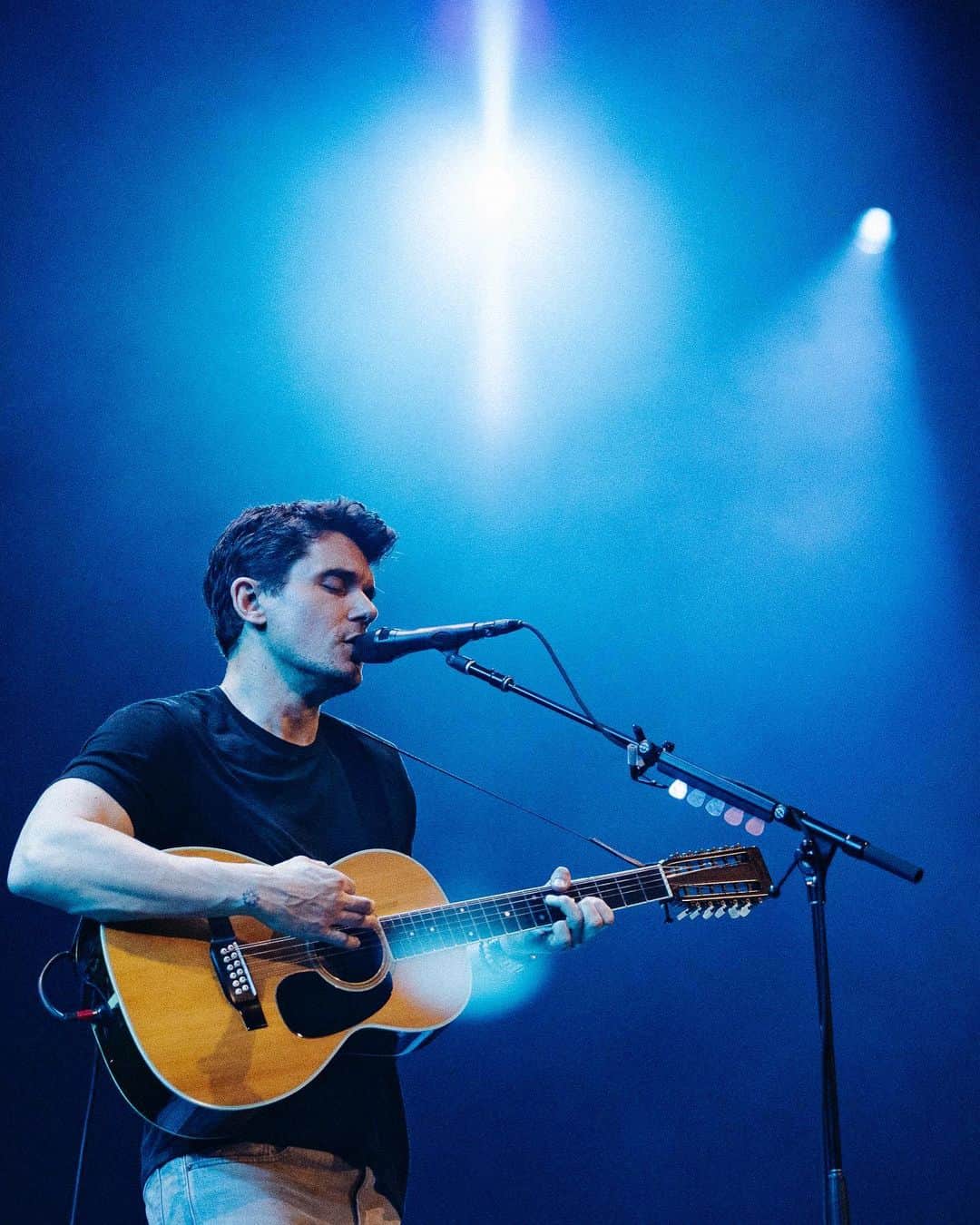 のインスタグラム：「Solo tour, Los Angeles, CA - the last show of the run… an incredible night to end an unforgettable tour. Love On The Weekend ~> Split Screen Sadness ~> Love On The Weekend ~> Hysteria -> Love On The Weekend set the tone for an “all bets are off” set list. Couldn’t have asked for a better night in LA. And sitting in with @alecbenjamin in his set was a total joy…. The whole thing…gonna have to make a separate post to explain how I feel.」
