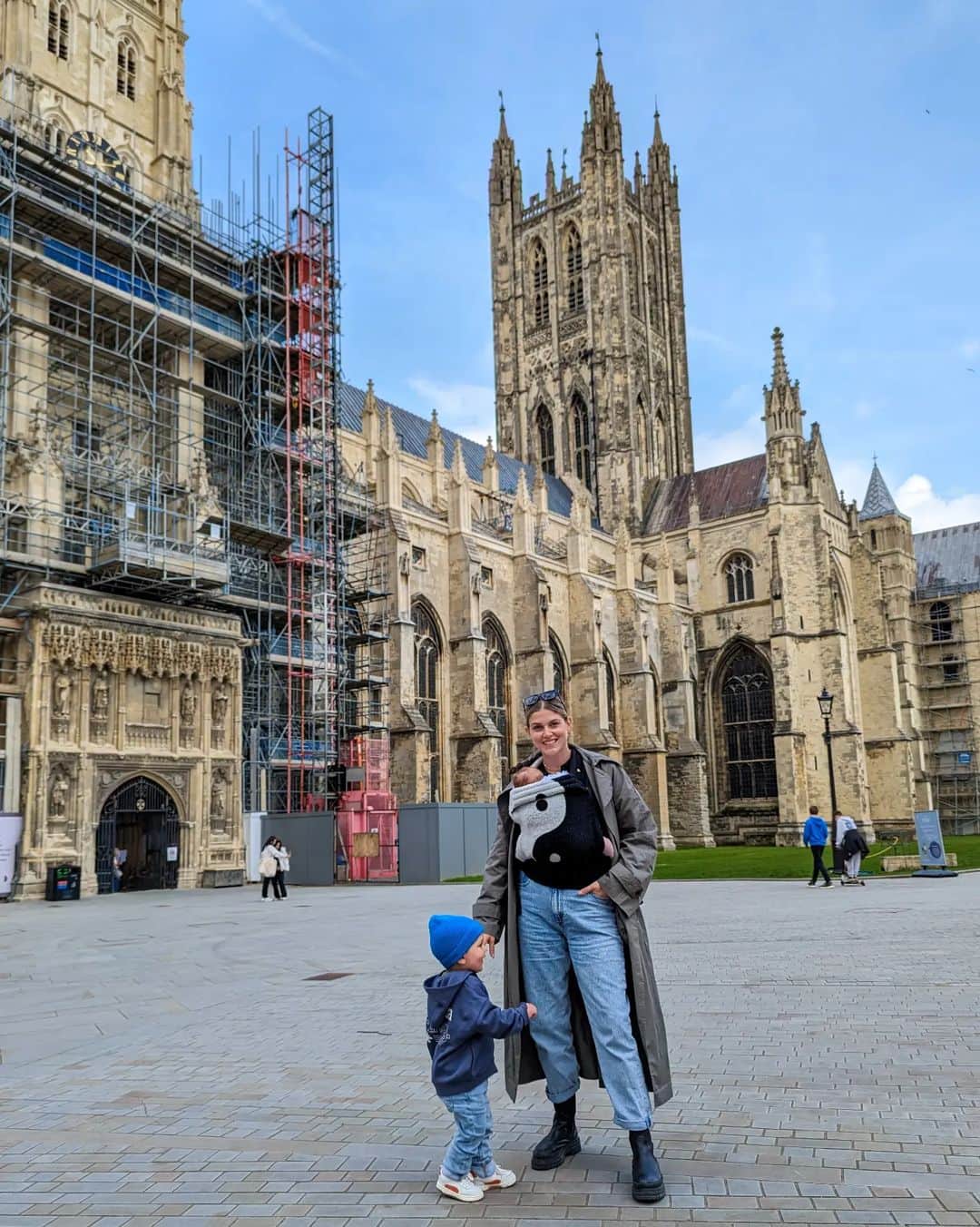 Ashley Jamesさんのインスタグラム写真 - (Ashley JamesInstagram)「The most perfect impromptu day in Canterbury with the fam 🇬🇧❤️  I'm fully aware that I still have so much oxytocin in my system, and that no doubt there'll be so many challenges ahead, but at the I'm just so happy at the moment.   I don't want to sound like a broken record, but you know we really debated whether or not to try and have another baby. I absolutely LOVED the newborn phase with Alf, but then I really struggled. Really struggled. Was it the end of lockdown? Was it the slow physical (and mental) recovery from birth? Was it matrasense and feeling like I didn't know who I was anymore? Was it moving away from my friends? Sleep deprivation? Maybe a combination of all those things. I was really scared to put myself through it all again.  But honestly, the moment she got here, everything just felt right. The last few weeks have been really healing actually.   Firstly, I realise how 'demanding' Alf was as a baby (and I say that with so much love for him). He needed feeding at least every hour, he never took a bottle, he woke every hour for the first year (to feed).   Ada is the opposite - she sleeps for 5/6 hours (on me) and feeds well. It's really confirmed how all consuming my experience with Alf was and I'm actually so proud of myself.   Its perfect, because it means I get to spend good quality time with Alf!  I'm really loving our weekend adventures too. I'd never been to Canterbury and it's sooo beautiful. I am not religious but I absolutely adored the cathedral and the grounds. I loved reading about all the history too and how old it is! 🇬🇧❤️   We find having a stocked up nappy caddy in the car, and bag packed with spare clothes and nappies for both of them ready to go makes things really easy. And we always bring a packed lunch out for Alf!   Today we just took Alf's pram and I carried Ada in the carrier. I love this carrier as I can breastfeed in it on the go. I'm actually feeding in photo 4 - you'd never know. 🤱🏼  Anyway, that marks the end of my 6 weeks recovery - although I'm definitely still healing still! My scab seems to be starting to come off though!   I hope you all had a lovely weekend. ❤️」4月17日 5時21分 - ashleylouisejames