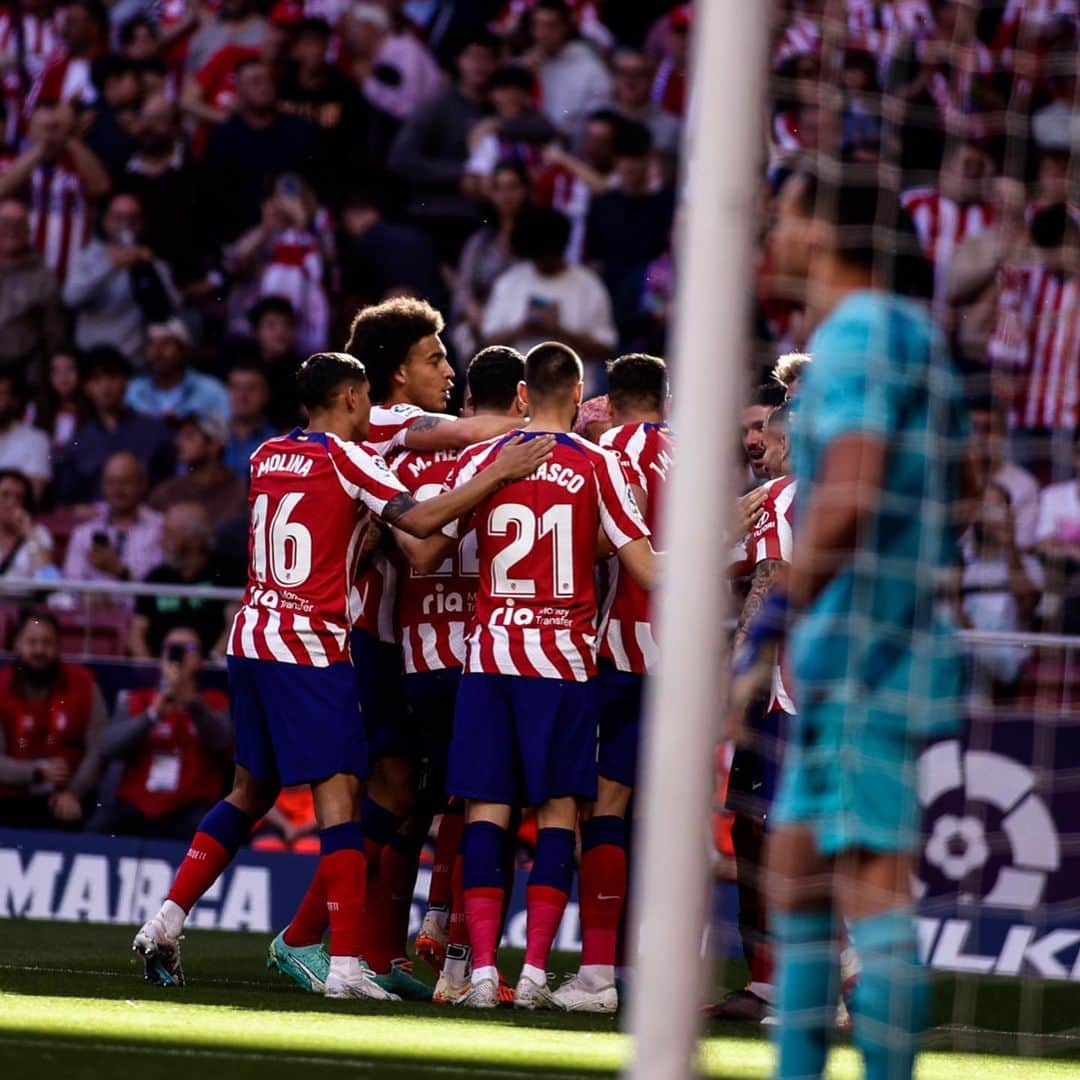 アクセル・ヴィツェルのインスタグラム：「Great 3 points at home! As always we must take this momentum with us into the final games of the season 💪🏽🔴⚪️」