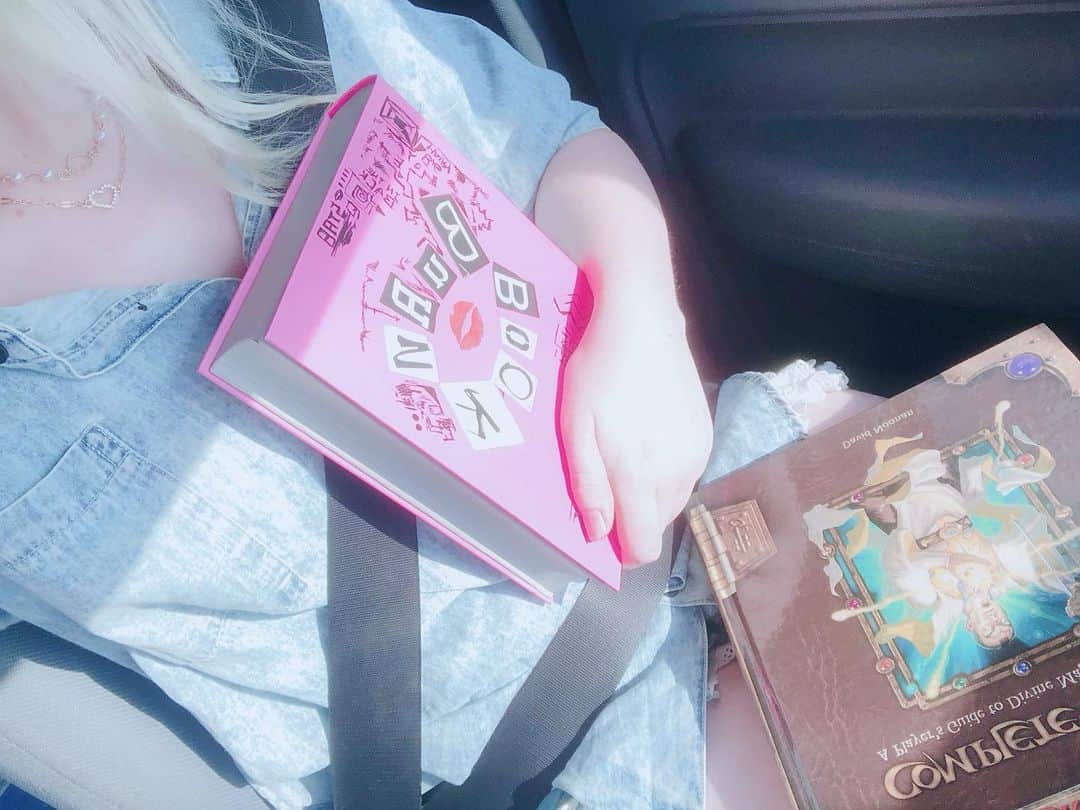 Elizabunnii エリザバニーさんのインスタグラム写真 - (Elizabunnii エリザバニーInstagram)「💝I miss going to the secondhand book store & getting pho💔💖💕」4月17日 5時31分 - dollie.bunnie