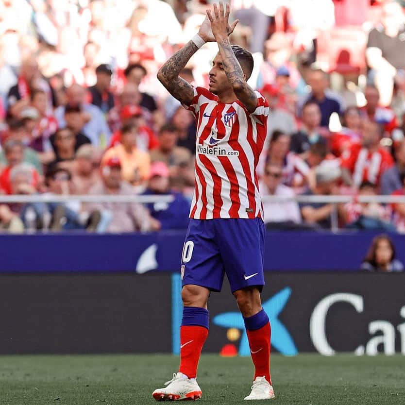 のインスタグラム：「Fue muy emocionante recibir tanto cariño de ustedes esta tarde en nuestra casa.  Muy agradecido de corazón por el apoyo de siempre y la fuerza que me dan. ❤️🤍 Contento por reincorporarme al equipo y la victoria de hoy.💪🏼」