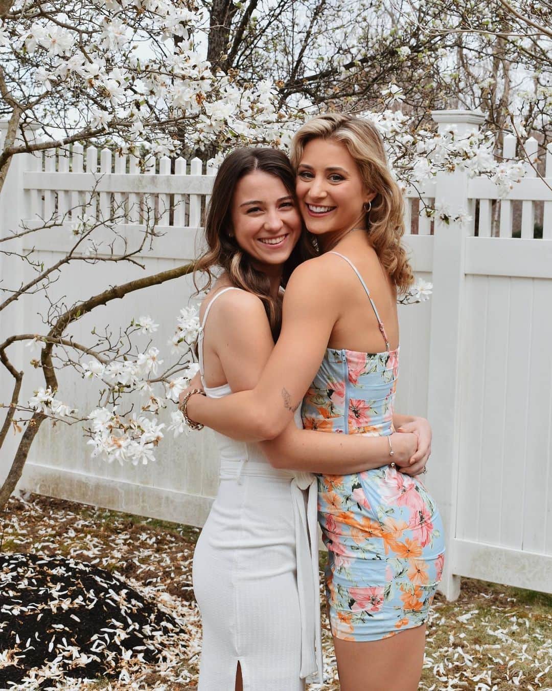 アシュリー・ケインのインスタグラム：「soon to be sisters in law!!🤍」