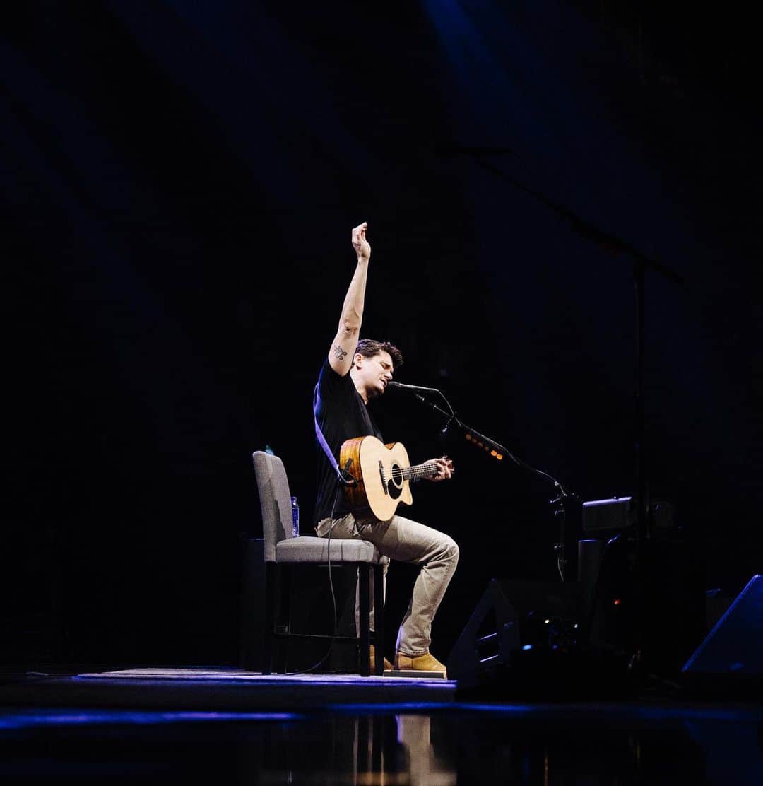 のインスタグラム：「When I had the idea to embark on a solo tour, I was thinking about the technical aspect of it; how to pull off a show where it was just me up there. What I didn’t - and couldn’t - factor in was how the audience would add a kind of magic I’d never experienced before. I quickly realized that what made these shows special was my bringing my intentions to the stage and then letting the people in the room steer the night. Set lists became mere sketches, and with an open mind and a lot of vulnerability, the best version of the show would emerge. There was no mark to hit or miss… only the challenge to myself to be fully there, with you all, in real time. This tour has changed me. It’s changed my view of my own work, stripping it of its former metrics as songs released on albums and taking on new life as an expression of something we all feel together. I see your faces when I sing Stop This Train, and I know you don’t see my parents - you see yours. You never know when you make art, what’s going to resonate and what’s not. I’ve had high hopes for things that didn’t take flight, and in the case of this tour, I have been stunned by what can happen when the moment is right for something, when the intention is pure, and when 15,000 people bring their hearts and souls in the room, seemingly to say “if you open yours we’ll open ours.” Regardless of what the musical arrangement on stage will be down the line, there is no turning back now. Thank you for showing me the next steps in my life and in my career…  a tour!  A tour did this. Thank you, I love you, and I hope I see you again soon.」