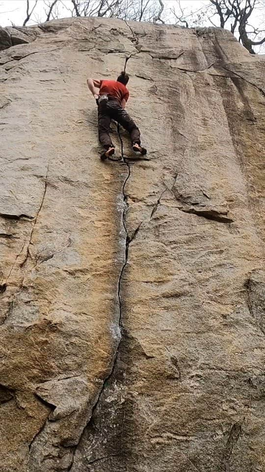 イェルネイ・クルーダーのインスタグラム：「On my way to my first world cup of the season 🤩. Couldn't find any good plastic clips, so I'm posting this one from few months ago. Linda pocalinda, 6c+ free solo onsight 🤪. _____________________________ @ocun.climbing @scarpaspa」