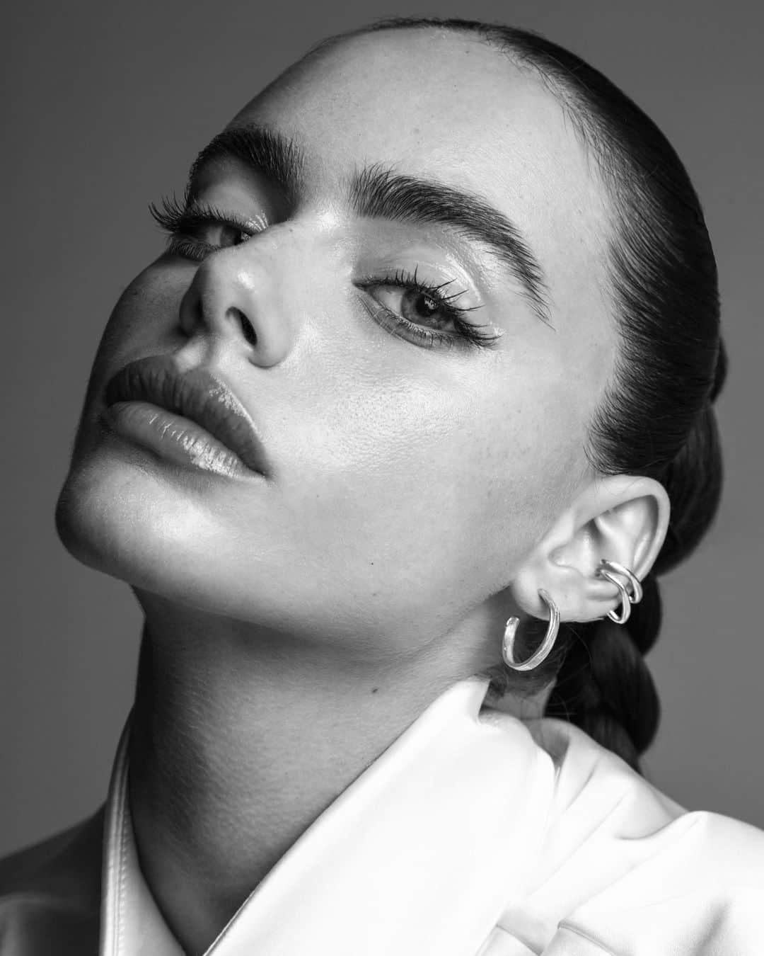 Yael Shelbiaのインスタグラム：「🖤」