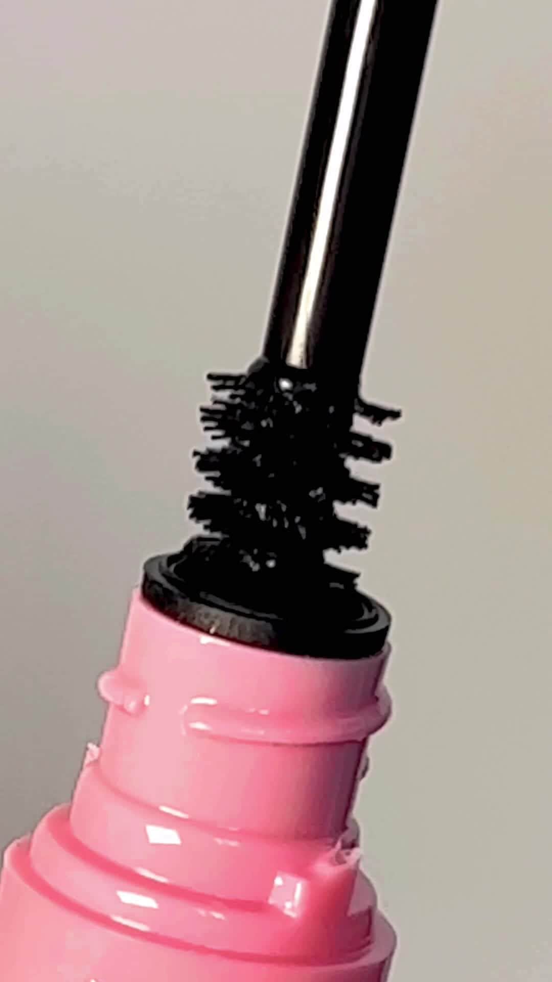 BH Cosmeticsのインスタグラム：「The countdown is ON... 👀 New Mascaras DROP TOMORROW‼️⁣ ⁣ #bhcosmetics」