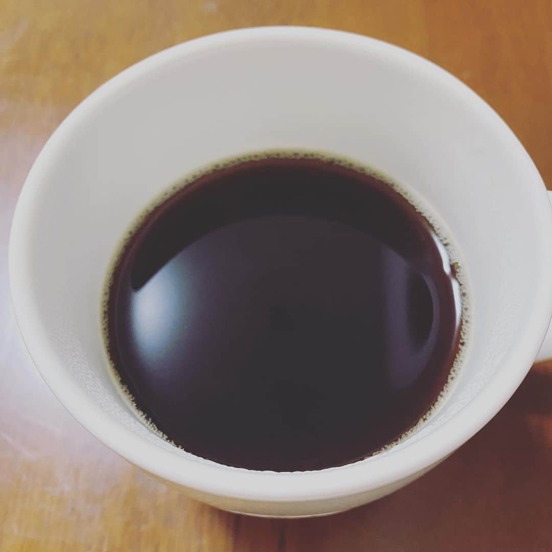 のインスタグラム：「コーヒーチャレンジ☕️  おはようございます 本日もコーヒーから (33日目)  昨日の夜中すごい雨でしたね パン屋さん(嫁の)としては 日中に降られると困りますので 夜中で助かったなと。  今日は朝パン屋 そして午前中にPCR 週末は営業で佐賀と愛知に行かせて頂きます。当日来られるお客さんに楽しんでもらえるように頑張ります。  PCRは受ける1時間前から水以外禁止と聞いてます。5時間ほど前ですからコーヒー大丈夫ですよね？歯も磨きましたけど、大丈夫ですよね？久しぶりに受けるから忘れてたけど、大丈夫ですよね、、まぁ何とかなるか！  PCR終わるまで何も食べないつもりやけど、お昼なに食べようかしら。  皆さん、今日のお昼何食べます？🍞✨  このご飯何食べるかって考えてるときが一番楽しいですよね😂  では、今日も良い一日を！  #コーヒーチャレンジ #苦手なコーヒーをお茶の感覚で飲めるようになるまでの道のり #コーヒー #coffee #コーヒーチャレンジ #coffeechallenge #カフェ #Caffe #吉本新喜劇 #yoshimotoshinkigeki #カバ #kaba #cava #hippopotamus #hippo #チロルチョコ #チロルチョコはコーヒーが1番好き #お昼何食べます？ #皆さん、良い一日を！」