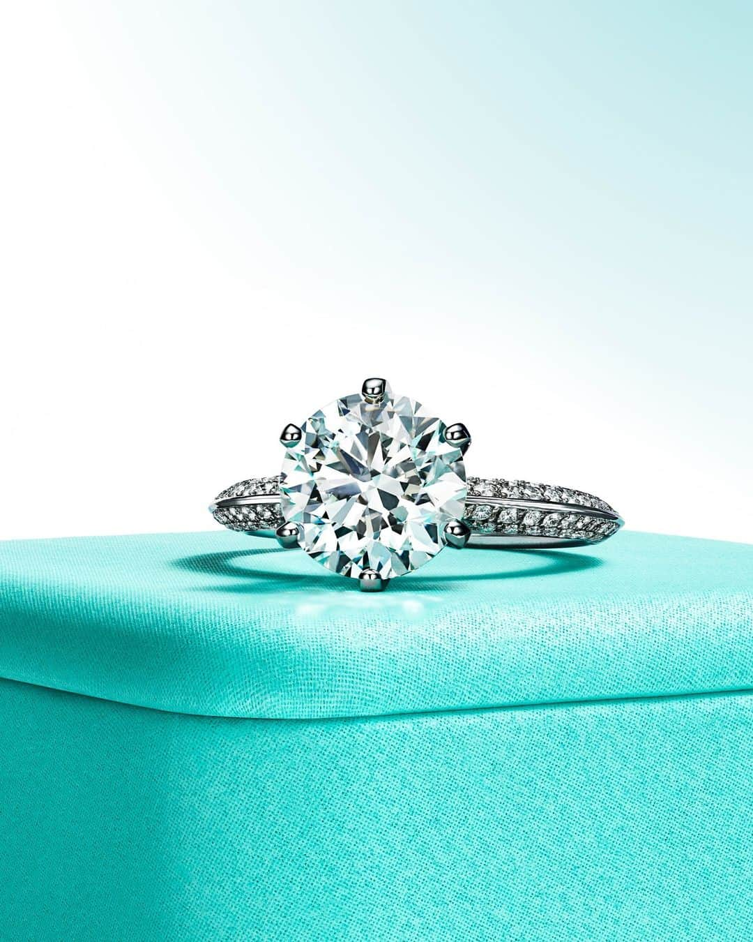 ティファニーさんのインスタグラム写真 - (ティファニーInstagram)「As the world’s most iconic engagement ring, the Tiffany® Setting is the ultimate embodiment of love. Masterfully engineered with a round brilliant diamond floating above a sleek six-prong setting, the metalwork virtually disappears, allowing the diamond to take the center stage. The sparkling beauty of the Tiffany® Setting has never been rivaled. It has symbolized the world’s greatest love stories since 1886. Link in bio. #TiffanyEngagement #TiffanyAndCo」4月17日 6時00分 - tiffanyandco