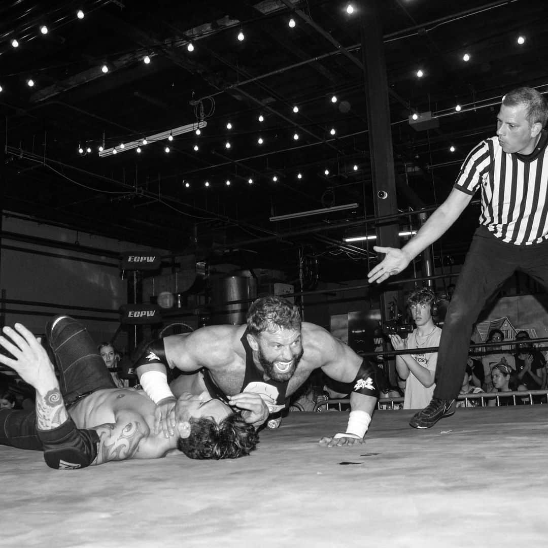 ラミン・カリムルーさんのインスタグラム写真 - (ラミン・カリムルーInstagram)「The DMK @themattcardona doing #pushups off my throat. He definitely didn’t #gift me my victory. #andnew #internetchamp | @thelastmatchmusical @outlawprowres @worldwrestlingflashbacks | #prowrestling #musical #theatre | @bullsinthebrnx 📷」4月17日 6時04分 - raminkarimloo