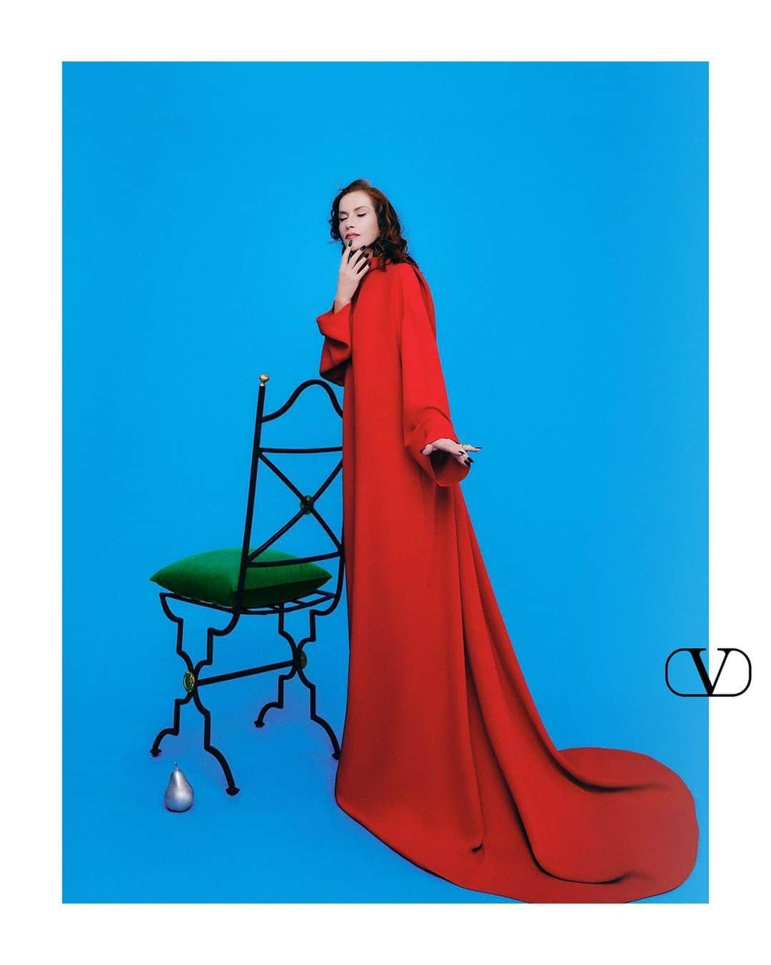 Valentinoさんのインスタグラム写真 - (ValentinoInstagram)「@isabelle.huppert is captured for the latest @lofficielitalia cover story in a floor-length red gown from @pppiccioli’s #UnboxingValentino collection.   Photographer: @guilhermenabhan Stylist: @pablo_patane Hair: @rudymartins  Makeup: @morgane_martini   #ValentinoNewsstand」4月17日 6時04分 - maisonvalentino