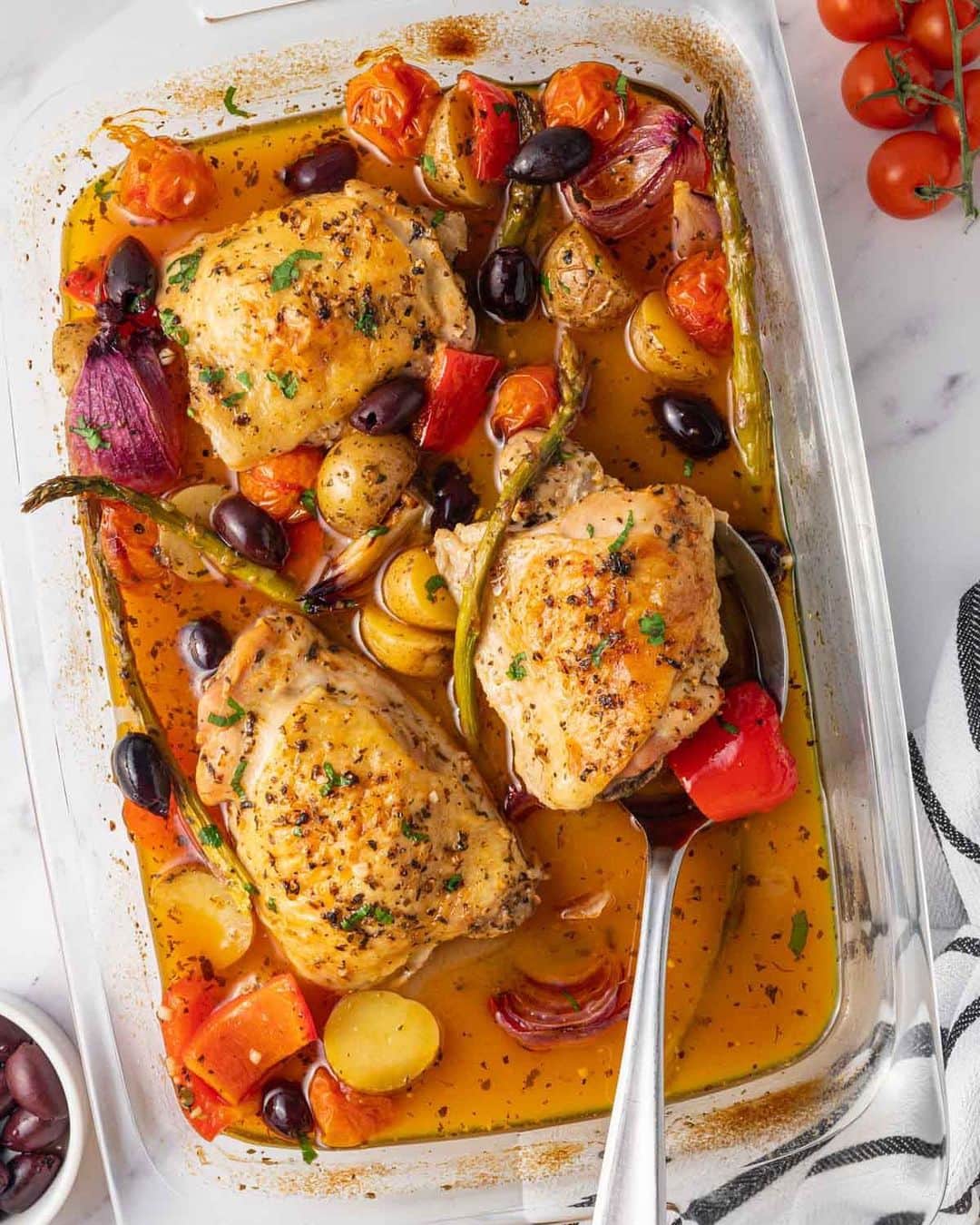 Easy Recipesのインスタグラム：「Chicken and Vegetable fans will love this simple Mediterranean Chicken Bake. Pair marinated chicken with olives, potatoes, onions, bell peppers, asparagus and tomatoes for a simple yet flavorful one-dish dinner perfect for busy weeknights.  Full recipe link in my bio @cookinwithmima  https://www.cookinwithmima.com/mediterranean-chicken-bake/」