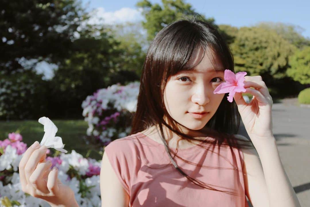 前野えまさんのインスタグラム写真 - (前野えまInstagram)「💐💐  Spring brings warm weather and beautiful flowers.  #春の風景  #ツツジの花  #花のある風景   #flowers  #flowerphotography  #spring  #girlportrait #actress #actor #girl #photography #portrait #japanesegirl #portraitphotography #daily_phot_jpn #japan_daytime_view」4月17日 6時20分 - maeno_ema