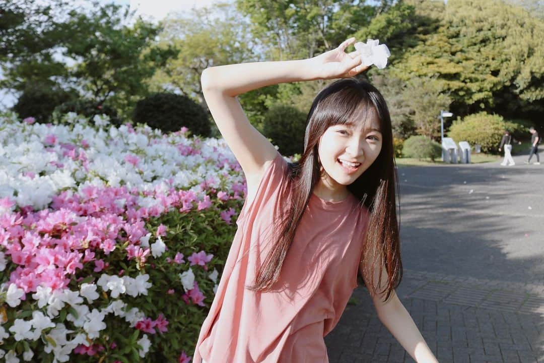 前野えまさんのインスタグラム写真 - (前野えまInstagram)「💐💐  Spring brings warm weather and beautiful flowers.  #春の風景  #ツツジの花  #花のある風景   #flowers  #flowerphotography  #spring  #girlportrait #actress #actor #girl #photography #portrait #japanesegirl #portraitphotography #daily_phot_jpn #japan_daytime_view」4月17日 6時20分 - maeno_ema